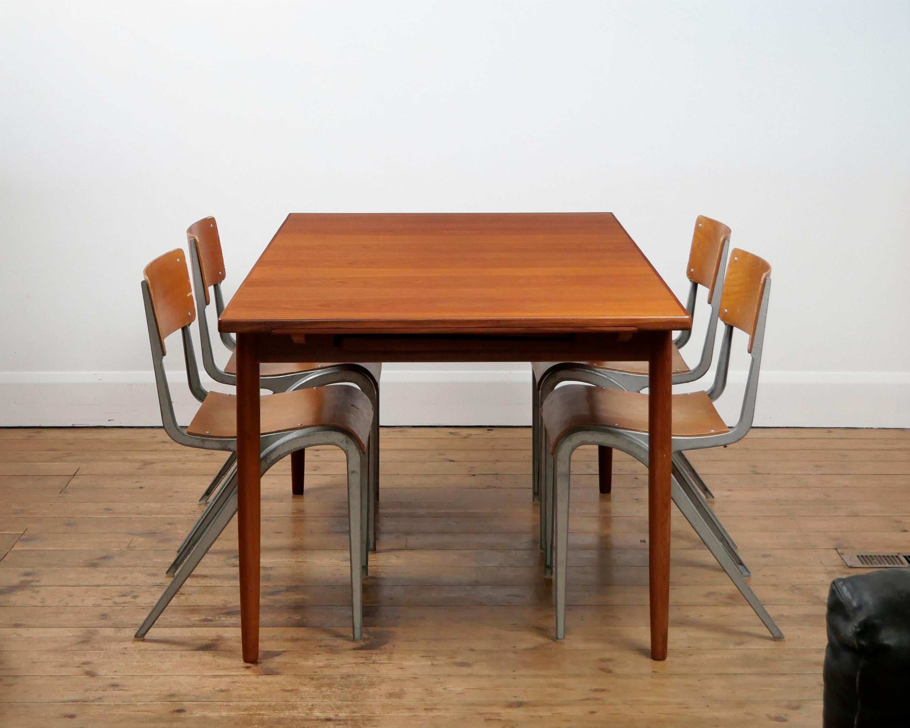 Ib Kofod-Larsen, G-Plan 'Danish Design' series 1960s teak extending dining table en vente 8
