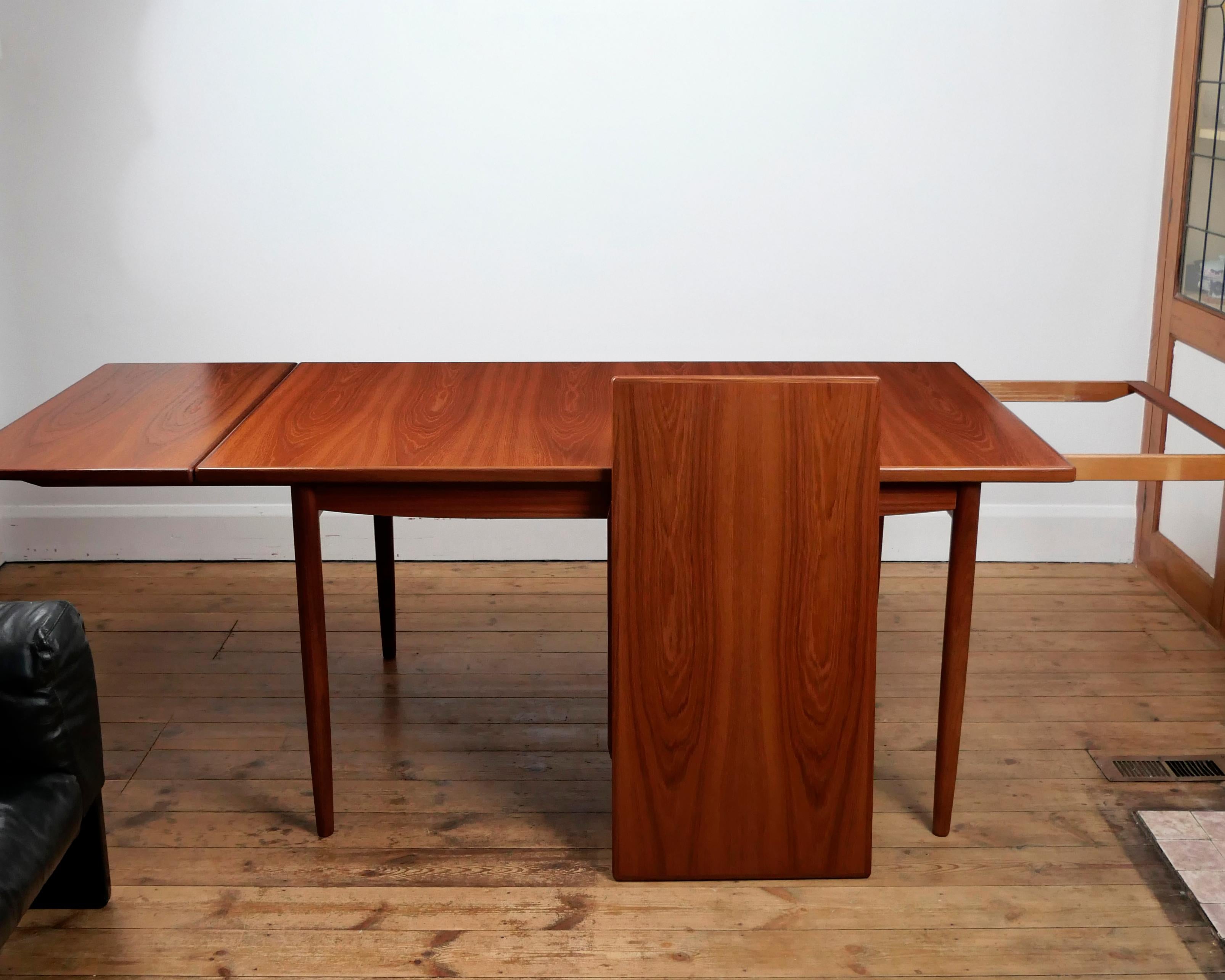 Britannique Ib Kofod-Larsen, G-Plan 'Danish Design' series 1960s teak extending dining table en vente