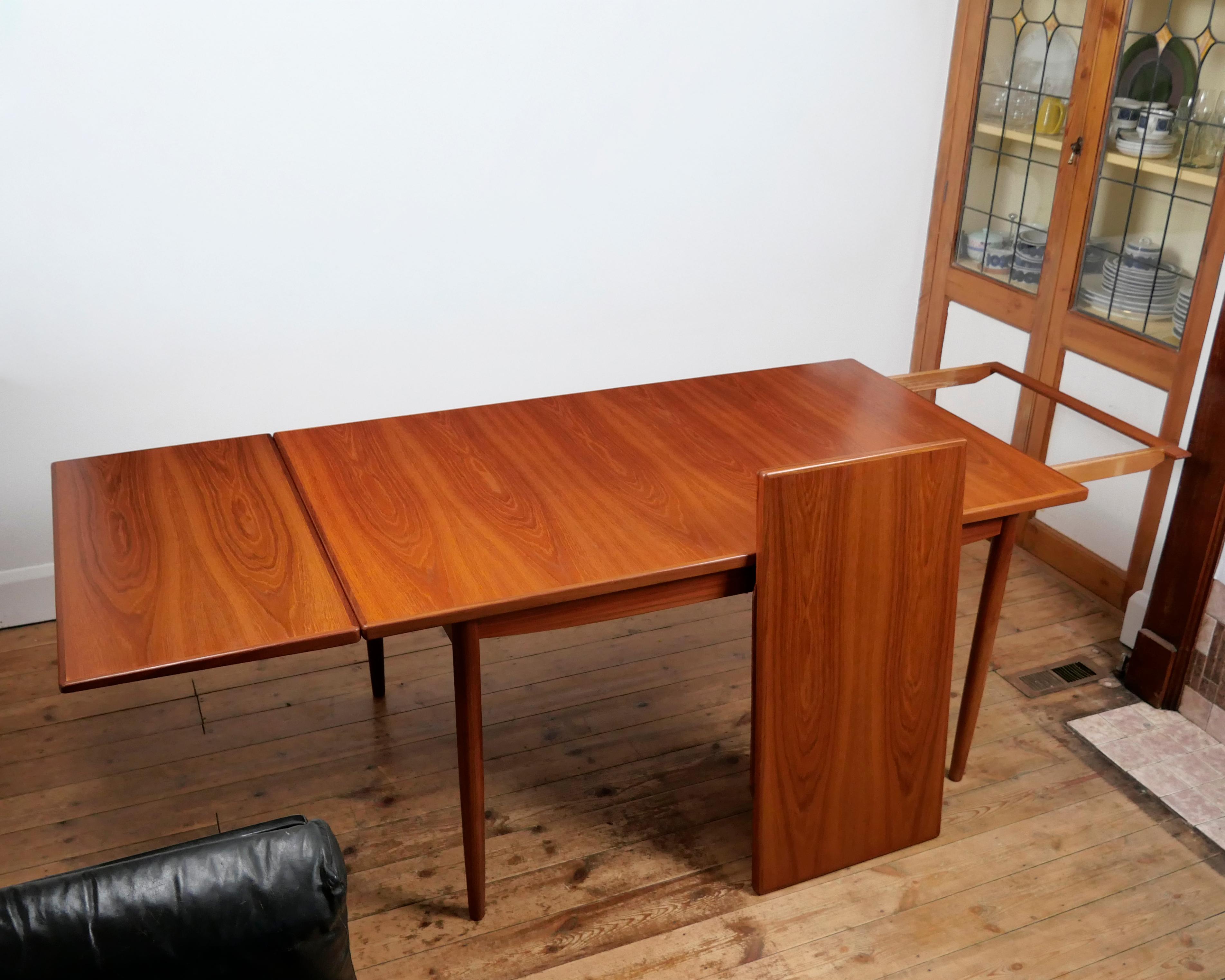 Ib Kofod-Larsen, G-Plan 'Danish Design' series 1960s teak extending dining table Bon état - En vente à London, GB