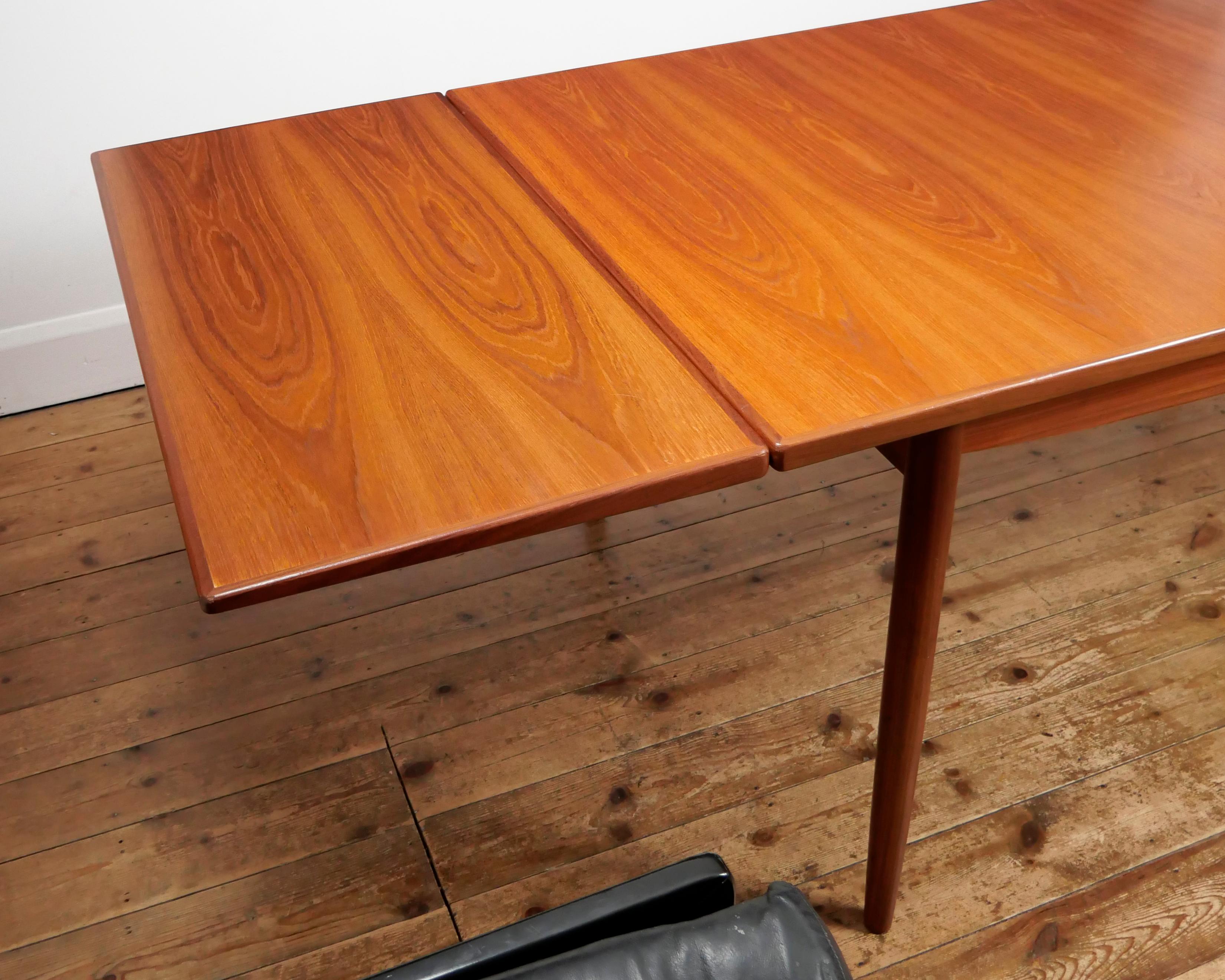 20ième siècle Ib Kofod-Larsen, G-Plan 'Danish Design' series 1960s teak extending dining table en vente