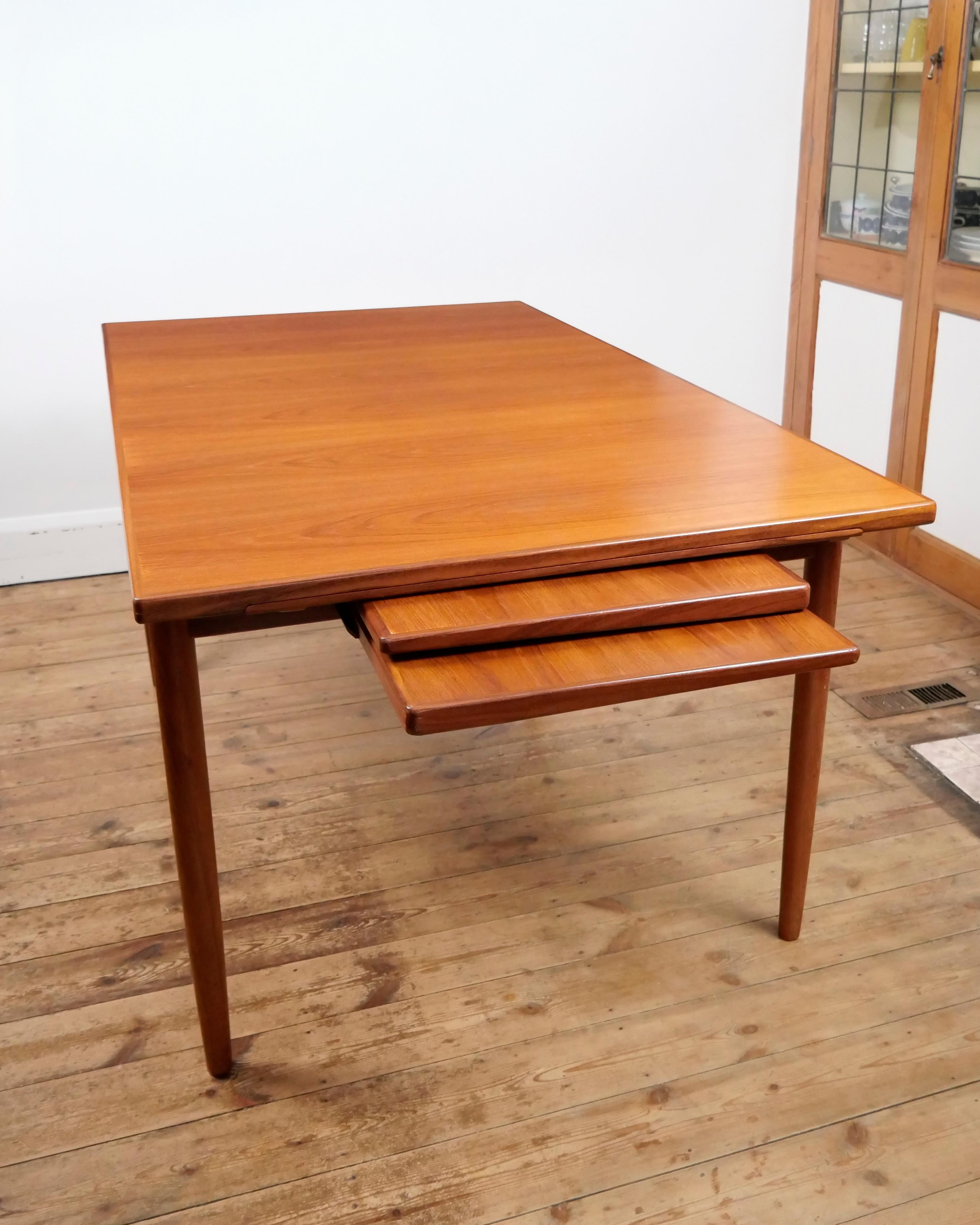 Bois Ib Kofod-Larsen, G-Plan 'Danish Design' series 1960s teak extending dining table en vente