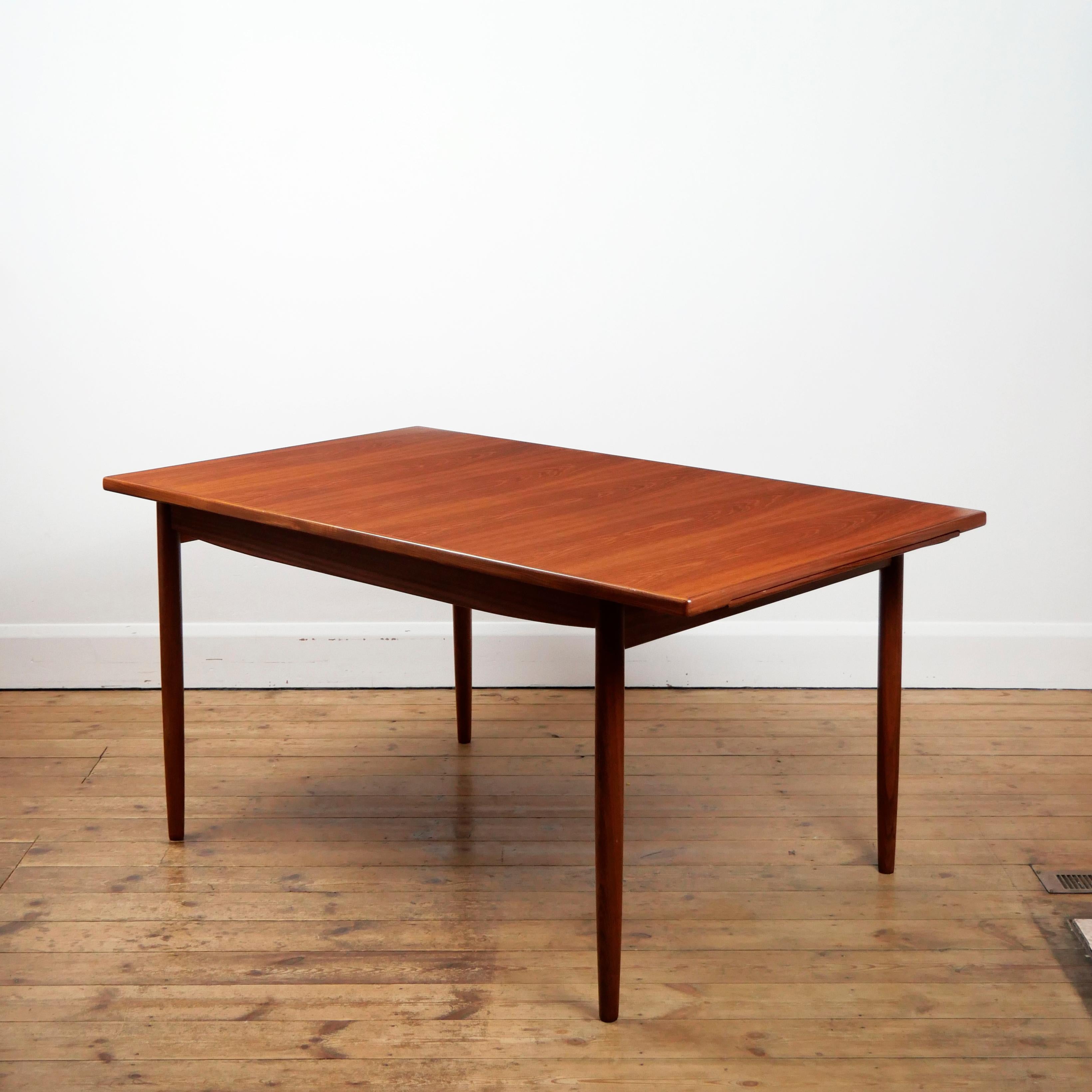 Ib Kofod-Larsen, G-Plan 'Danish Design' series 1960s teak extending dining table en vente 1