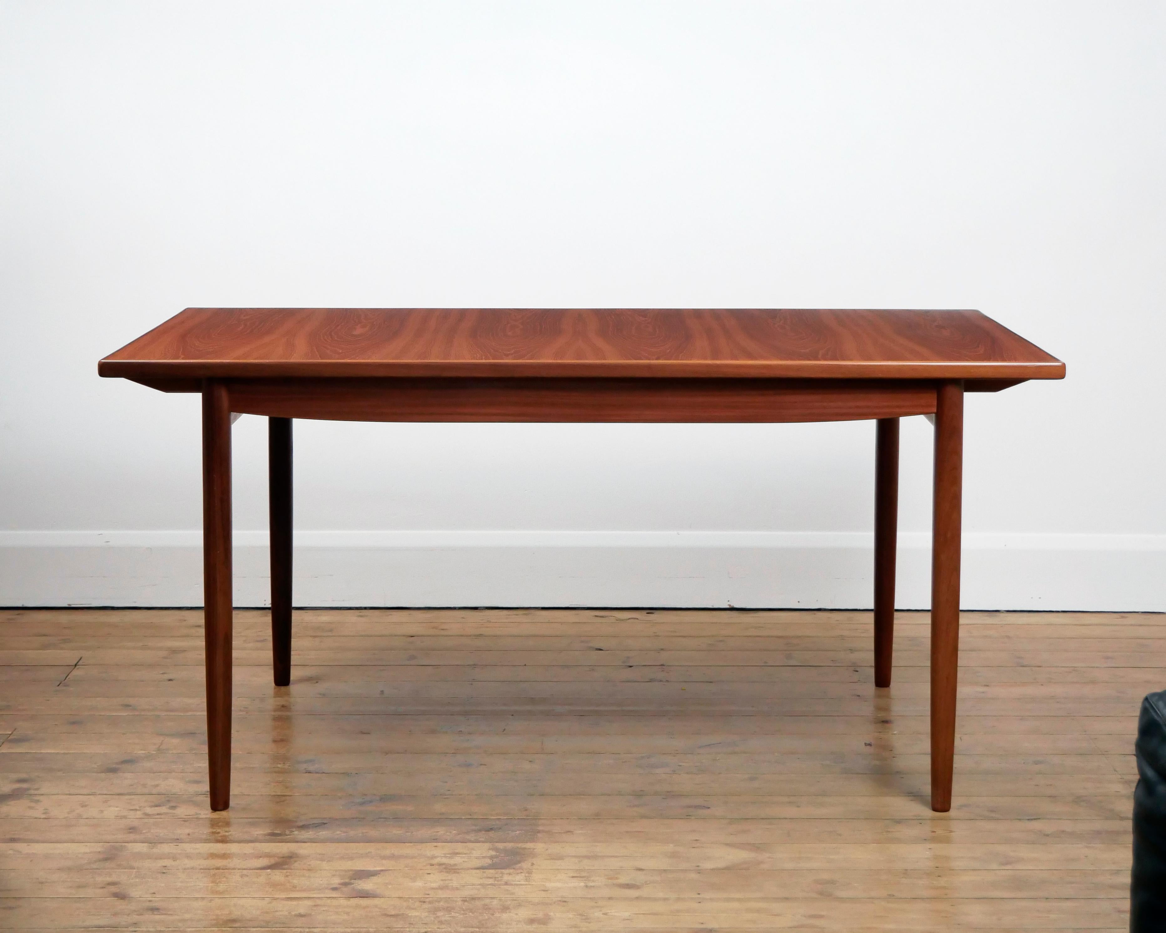 Ib Kofod-Larsen, G-Plan 'Danish Design' series 1960s teak extending dining table en vente 2