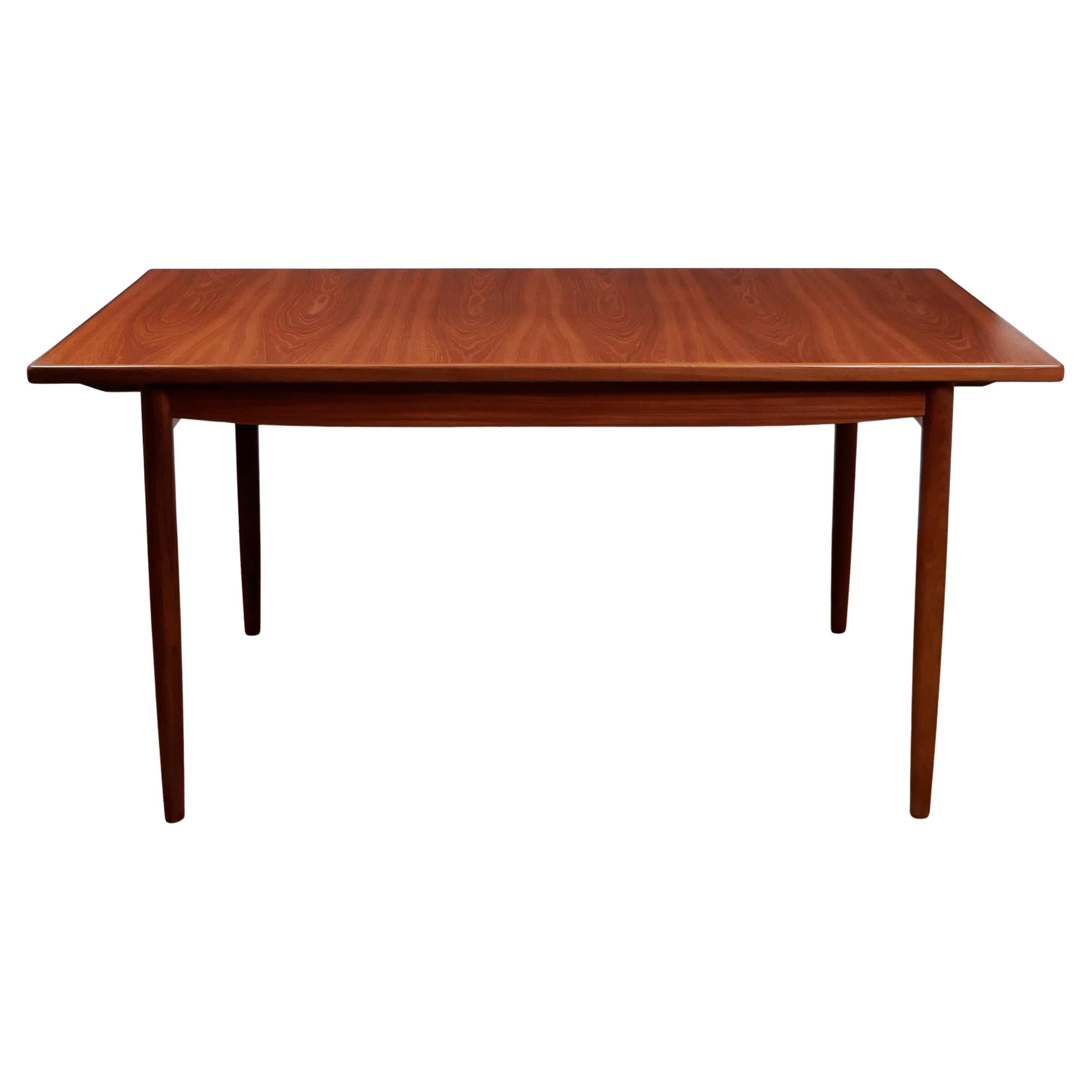 Ib Kofod-Larsen, G-Plan 
Danish Design
 series 1960s teak extending dining table en vente