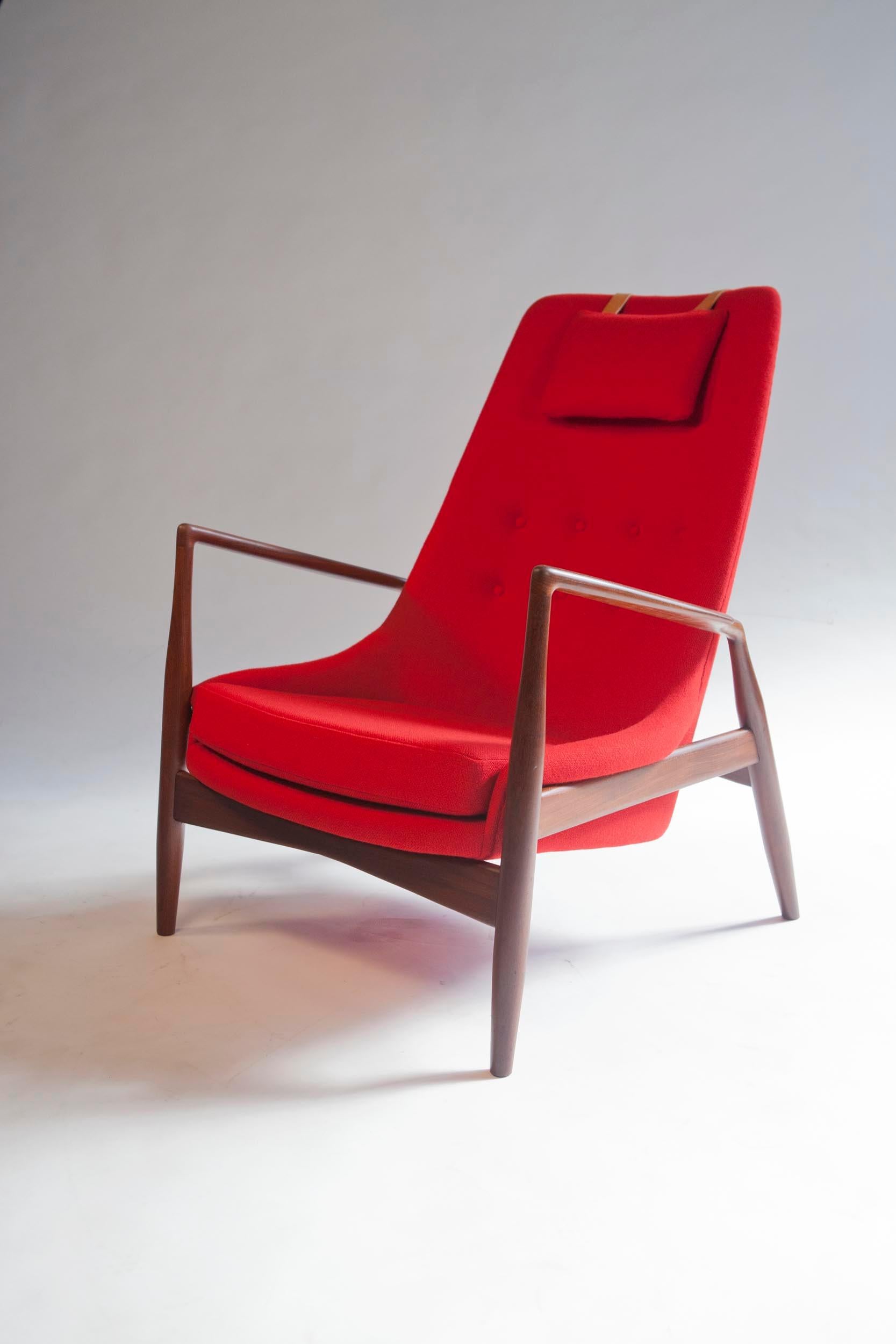 Chaise à haut dossier Ib Kofod-Larsen en teck Afrormosia et en rouge vif Maharam Halliingdal pour OPE, Suède, années 1960.

La magnifique chaise 