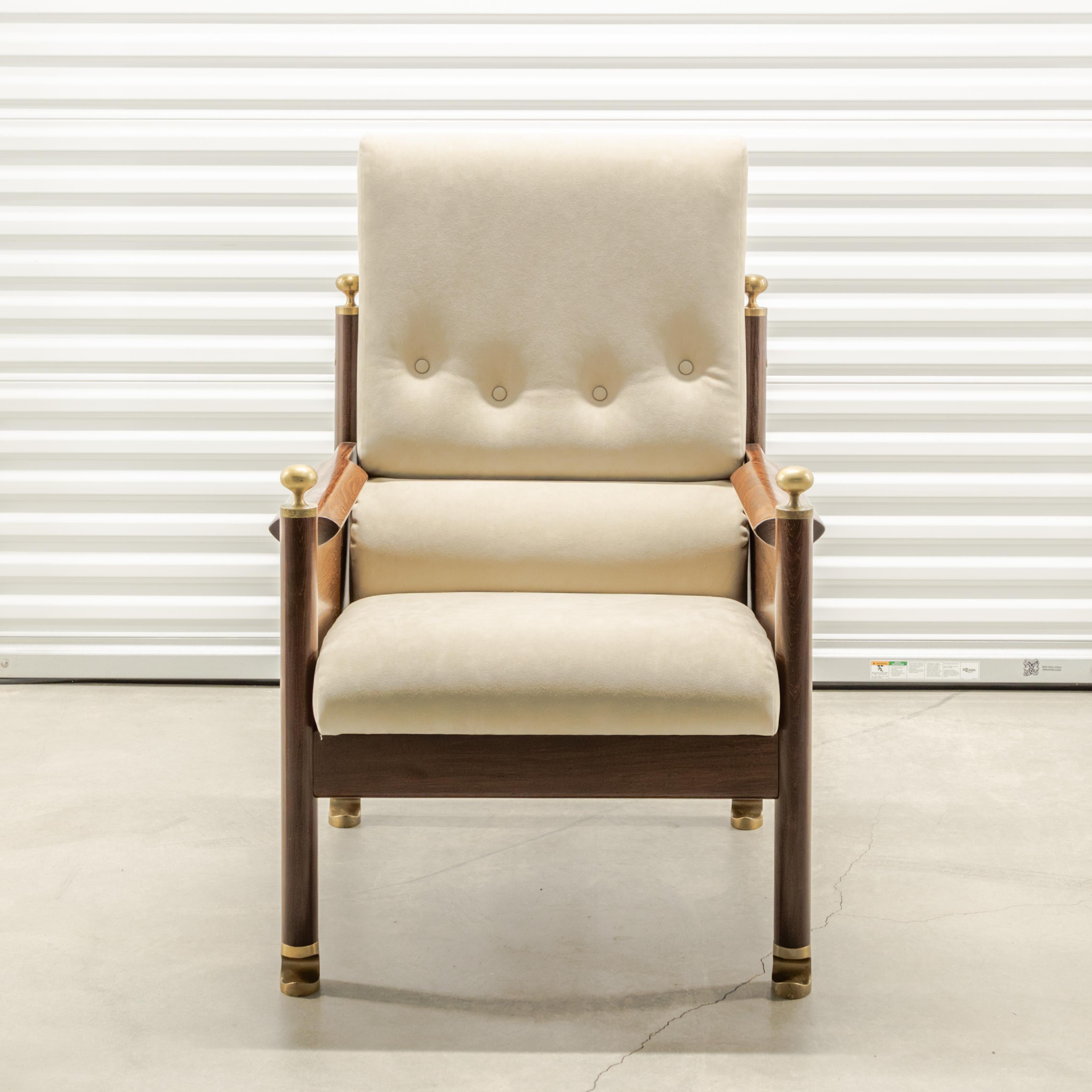 Sillón moderno de mediados de siglo Rey Salomón, de Ib Kofod-Larsen, en palisandro con paneles laterales decorativos en relieve de latón y detalles de brazos con remates, hacia la década de 1970, tapizado de nuevo en Ultrasuede beige.