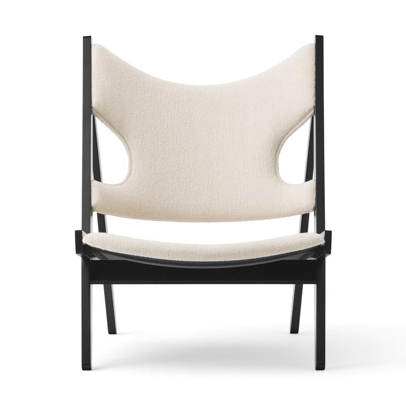 Der 1951 erstmals in limitierter Auflage erschienene Knitting Lounge Chair von Ib Kofod-Larsen wurde mit einem Gestell aus Eiche natur, dunkel gebeizter Eiche oder Walnuss neu aufgelegt. Das unverwechselbare Stück wird in sorgfältiger Handarbeit von