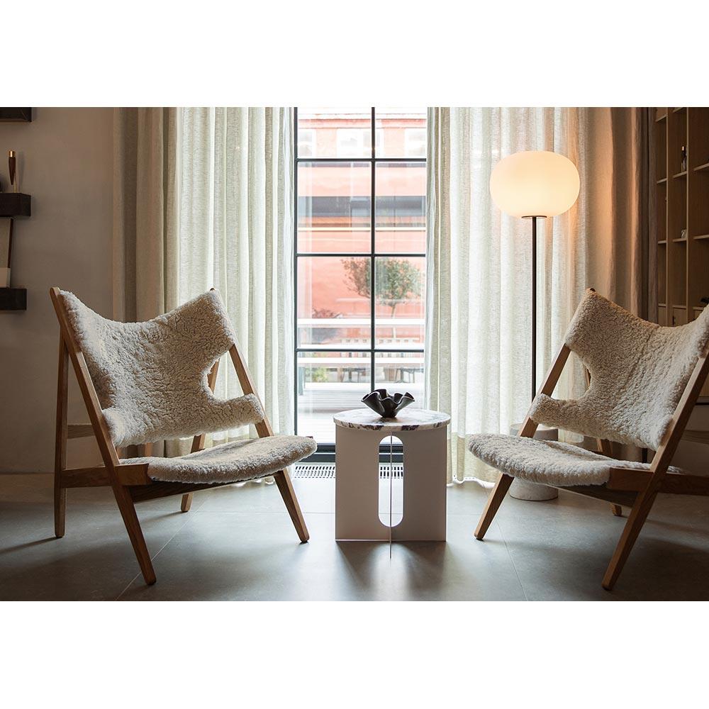 Der 1951 erstmals in limitierter Auflage erschienene Knitting Lounge Chair von Ib Kofod-Larsen wurde mit einem Gestell aus Eiche natur, dunkel gebeizter Eiche oder Walnuss neu aufgelegt. Das unverwechselbare Stück wird in sorgfältiger Handarbeit von