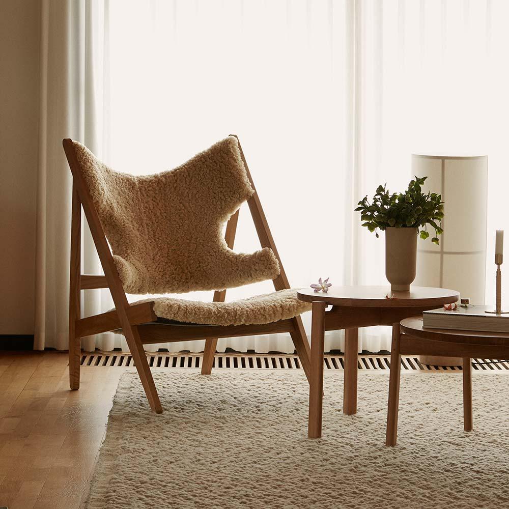 Ib Kofod-Larsen Messer-Loungesessel Nature Schafsleder Natur Eiche Natur für Audo im Zustand „Neu“ im Angebot in New York, NY