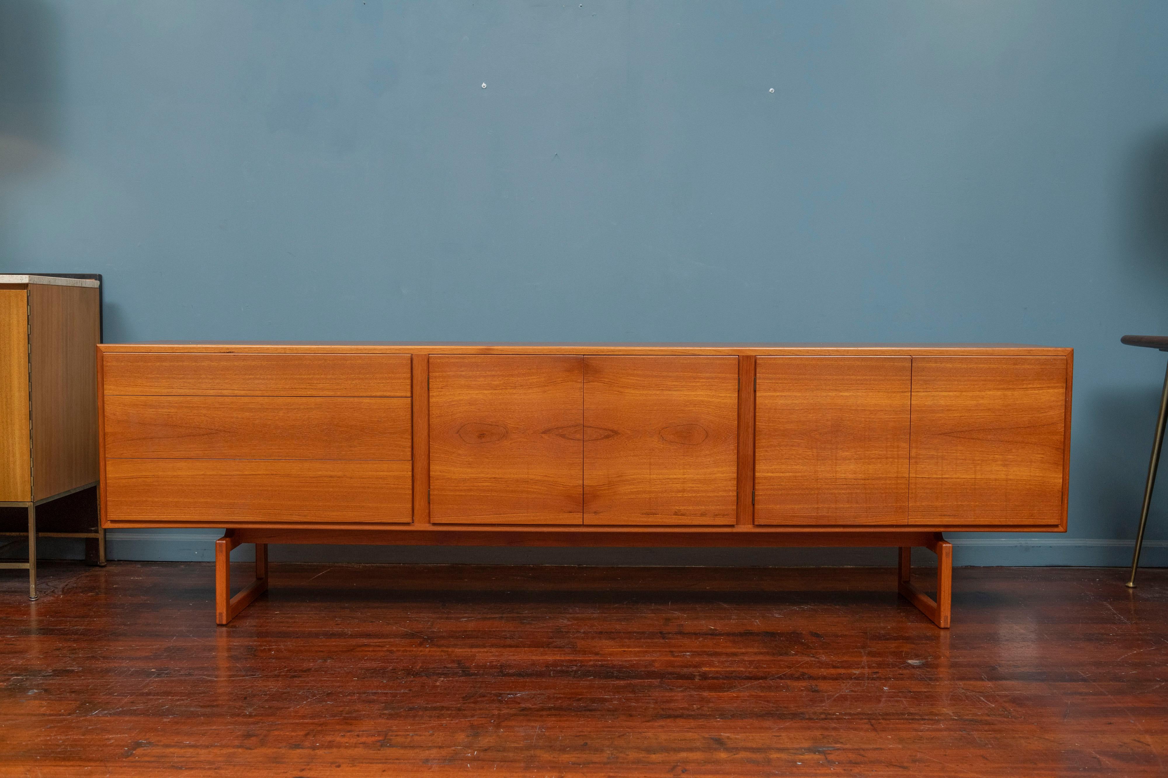 ib Kofod-Larsen large teak credenza, Denmark. Long low credenza perfect as a media cabinet or for beneath art work, with lots of storage capacity. Comprising two open cabinets with adjustable shelves and a set of three drawers. In very good original