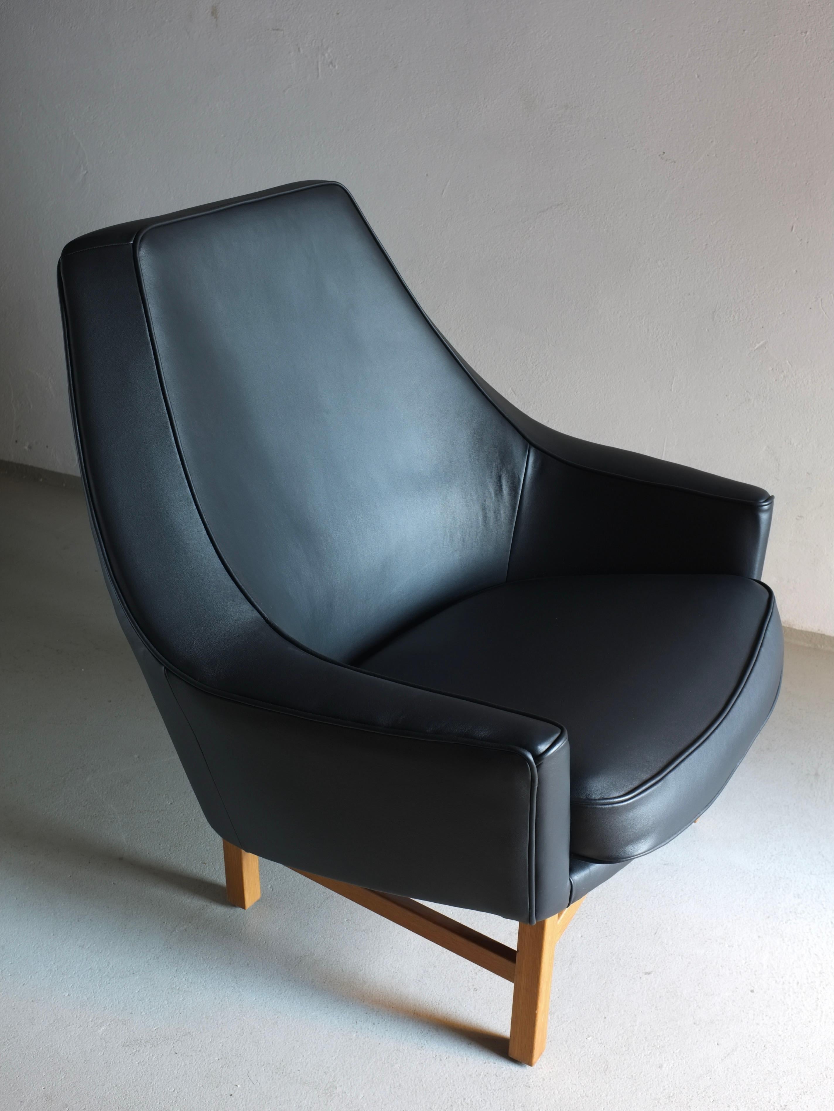 IB Kofod-Larsen Leather Oak Easy Chair from OPE Sweden, 1960s In Good Condition For Sale In Rīga, LV
