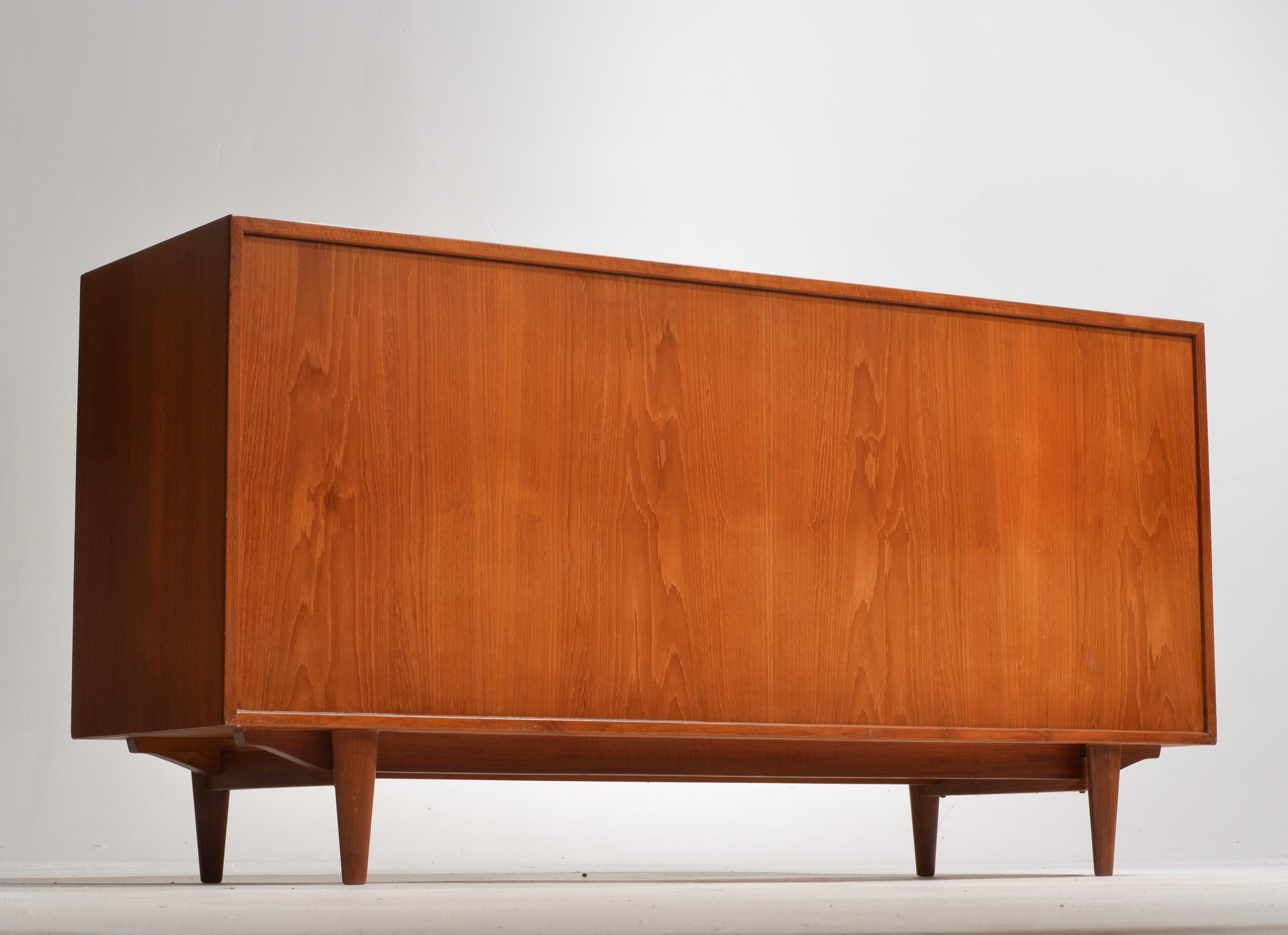Ib Kofod Larsen Comò lungo a 8 cassetti in teak per J. Clausen & Son Brande Mobelf in vendita 4