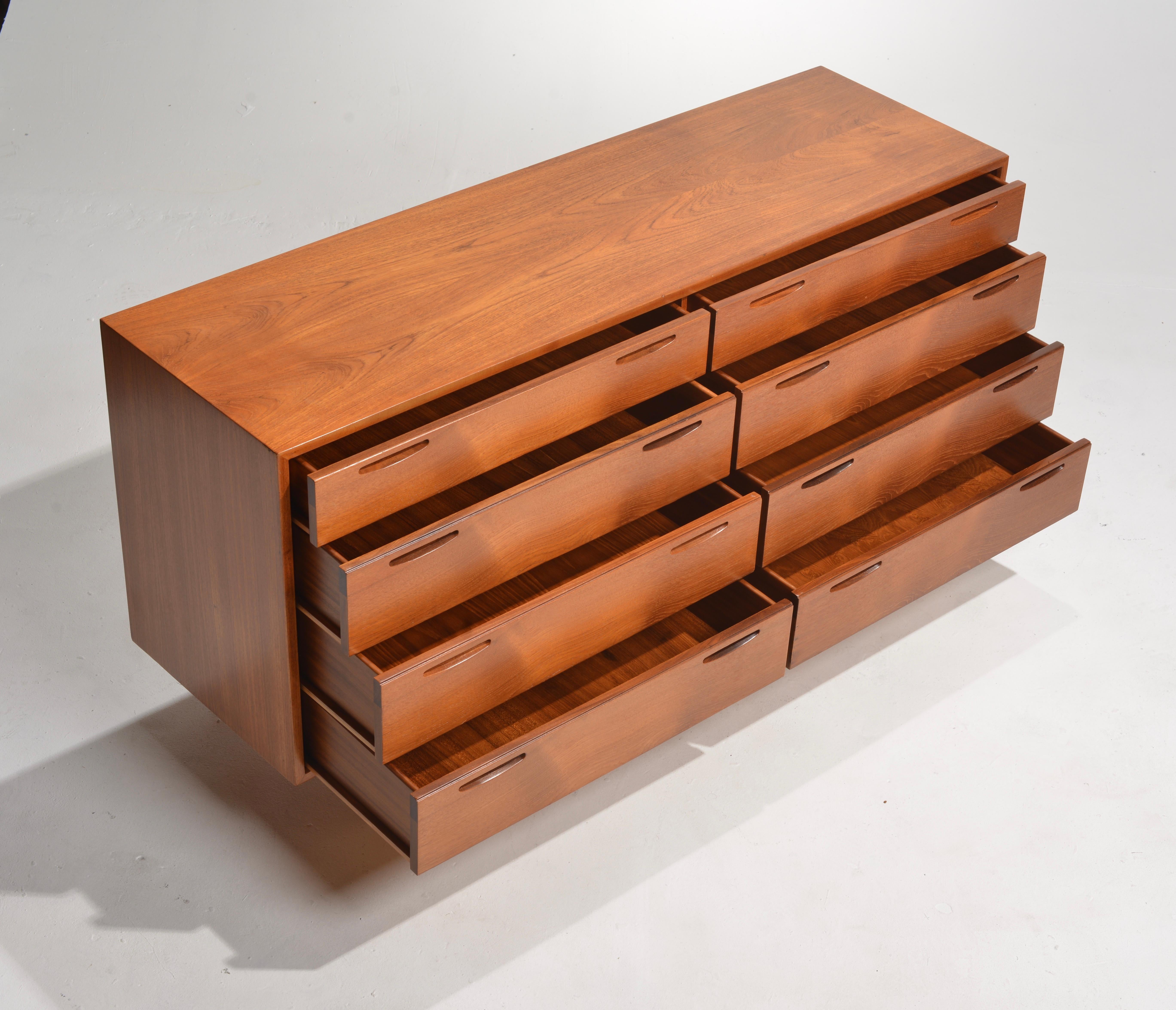 Commode longue à 8 tiroirs en teck d'Ib Kofod Larsen pour J. Clausen & Son Brande Mobelf Bon état - En vente à Los Angeles, CA