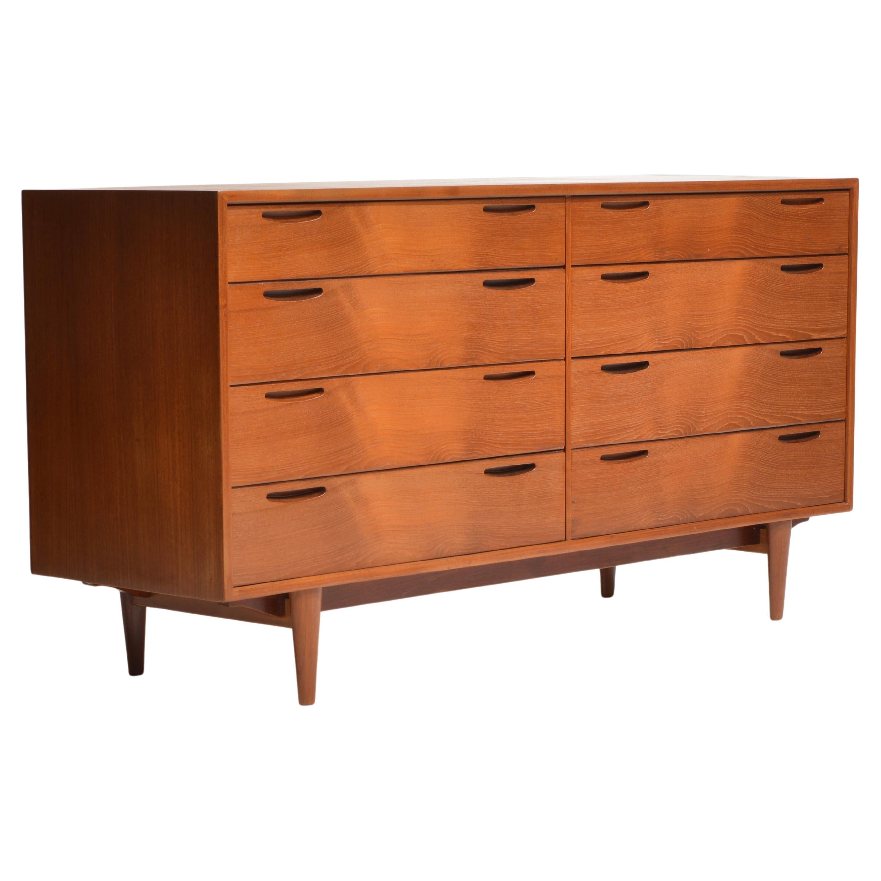 Ib Kofod Larsen Comò lungo a 8 cassetti in teak per J. Clausen & Son Brande Mobelf in vendita