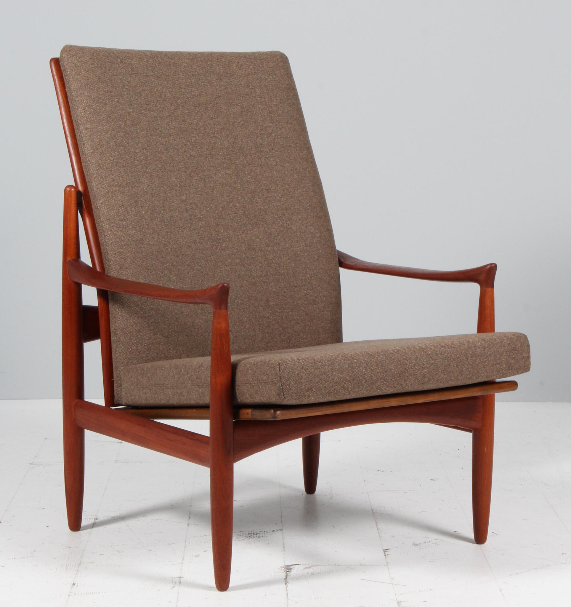 Ib Kofod-Larsen , sedia lounge nuova rivestita con tessuto di lana Magrethe di Nevotex

Telaio con braccio scultoreo appoggiato in teak.

Realizzato da Selig.
  