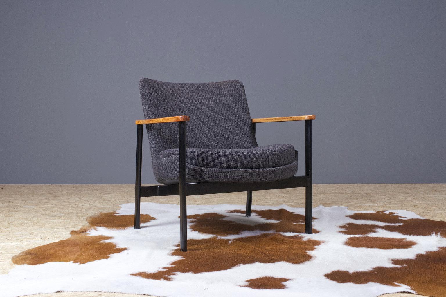 1970s lounge chair with a dark grey upholstered seating, set on a black metal frame with beech armrest. The upholstery is in great condition, professionally cleaned (100% wool, Kvadrat collection). The webbing underneath the seating is renewed, and