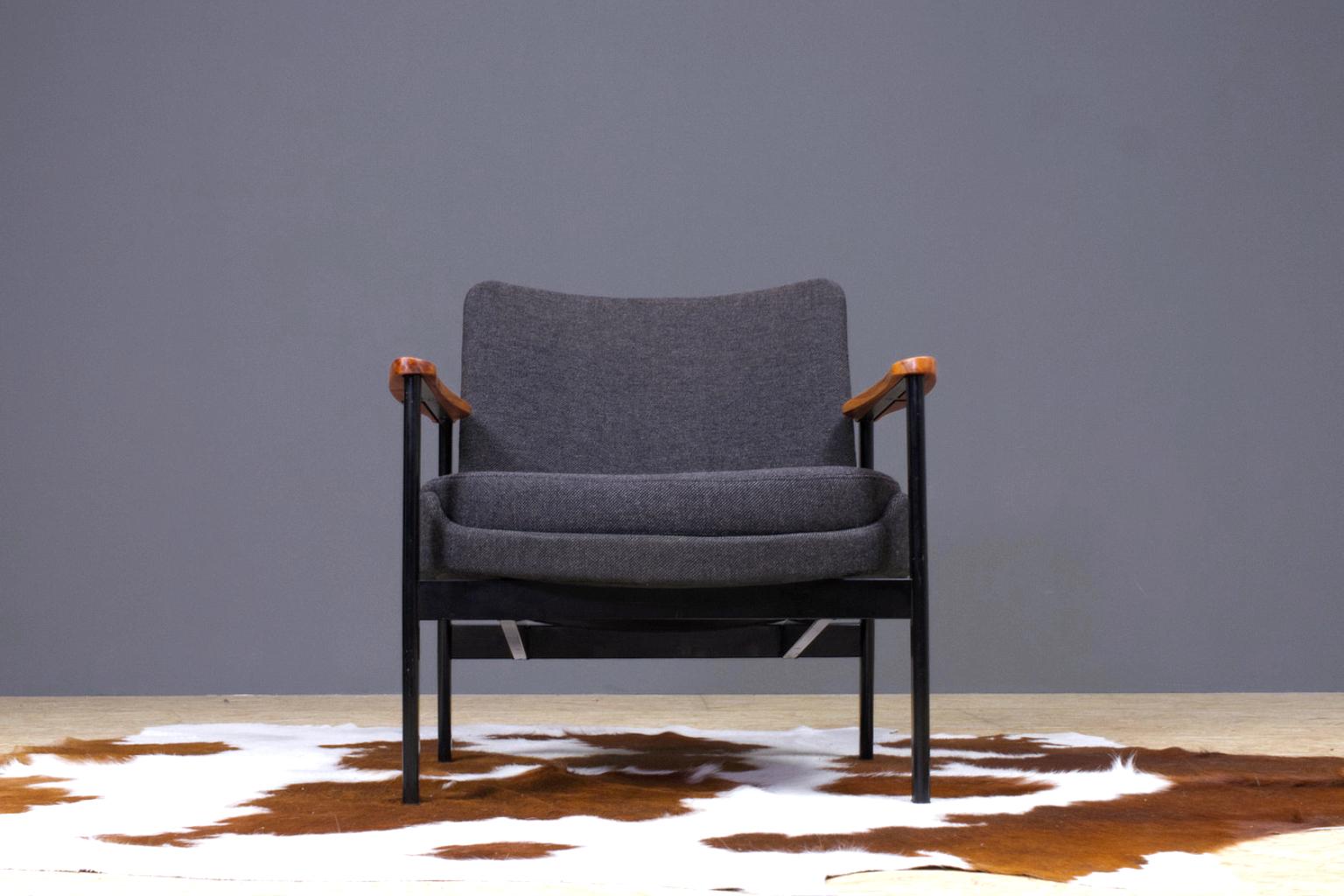 Mid-Century Modern Ib Kofod Larsen Lounge Chair in Grey Fabric, Beech and Black Metal 1972 Fröscher For Sale