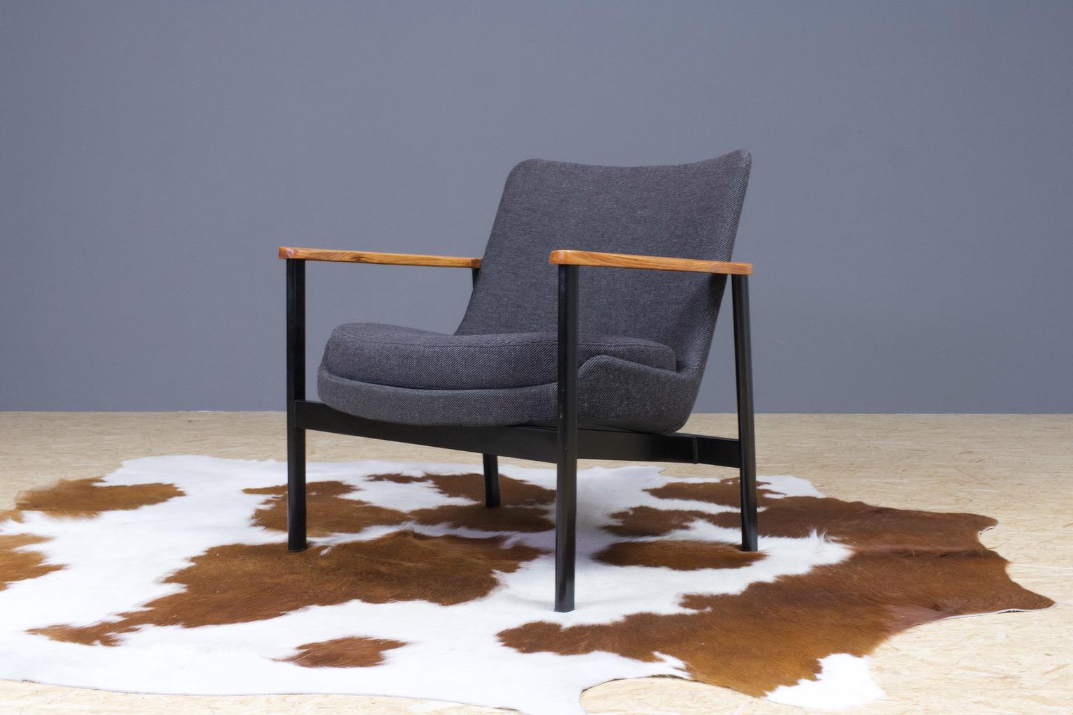 German Ib Kofod Larsen Lounge Chair in Grey Fabric, Beech and Black Metal 1972 Fröscher For Sale