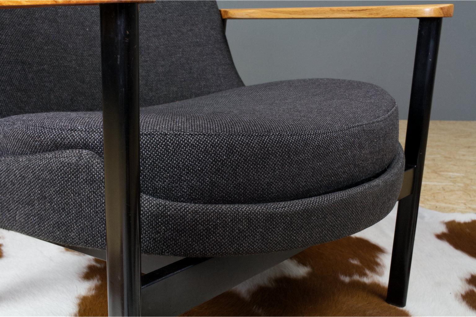 Late 20th Century Ib Kofod Larsen Lounge Chair in Grey Fabric, Beech and Black Metal 1972 Fröscher For Sale