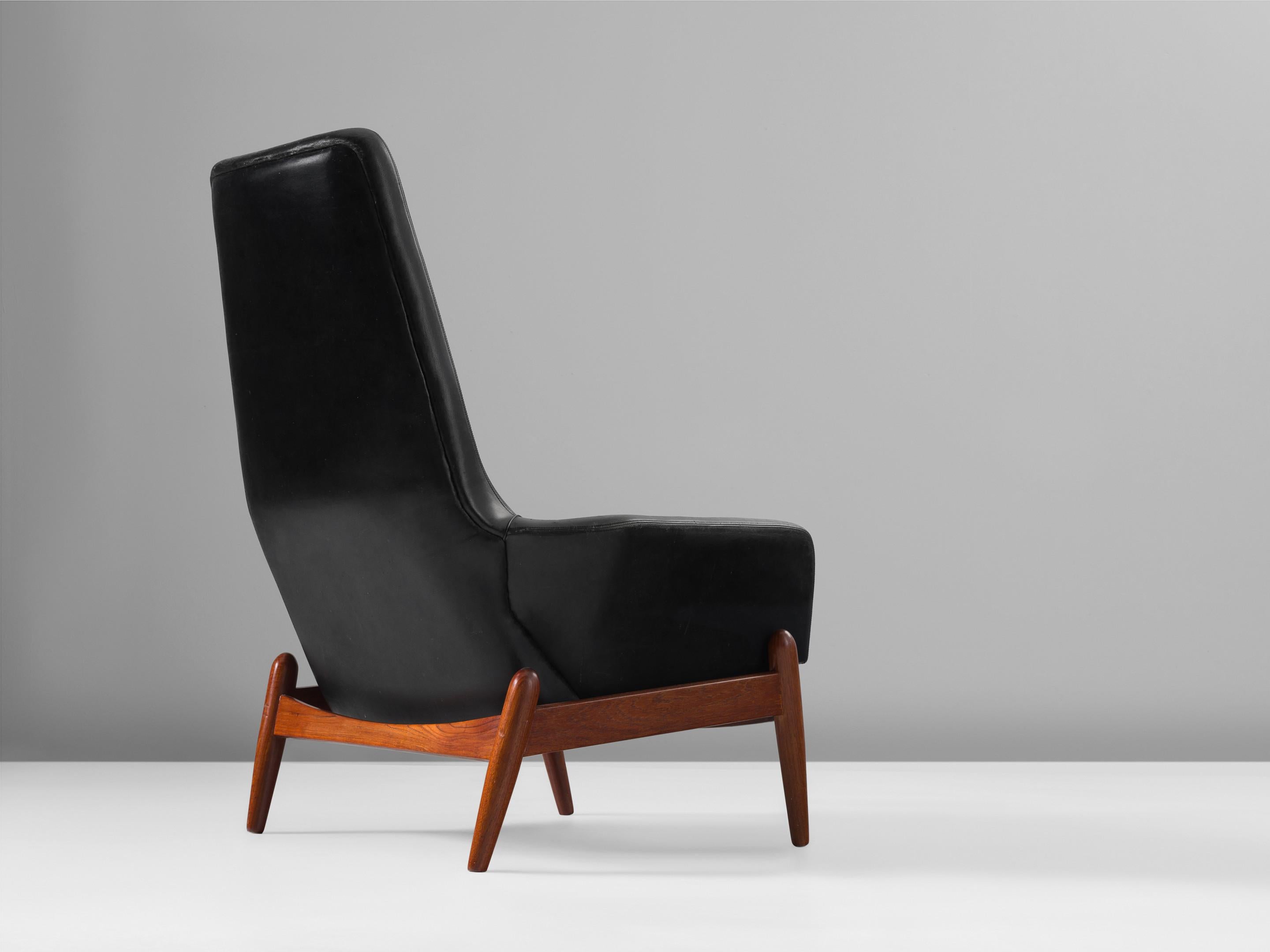 Ib Kofod-Larsen, Loungesessel Modell 'PD30', schwarzes Leder, Teakholz, Dänemark, 1960er Jahre.

Der Designer dieses Stuhls, Ib Kofod-Larsen (1921-2003), ist bekannt für sein unverwechselbares Design mit komfortablen Materialien und schlichten