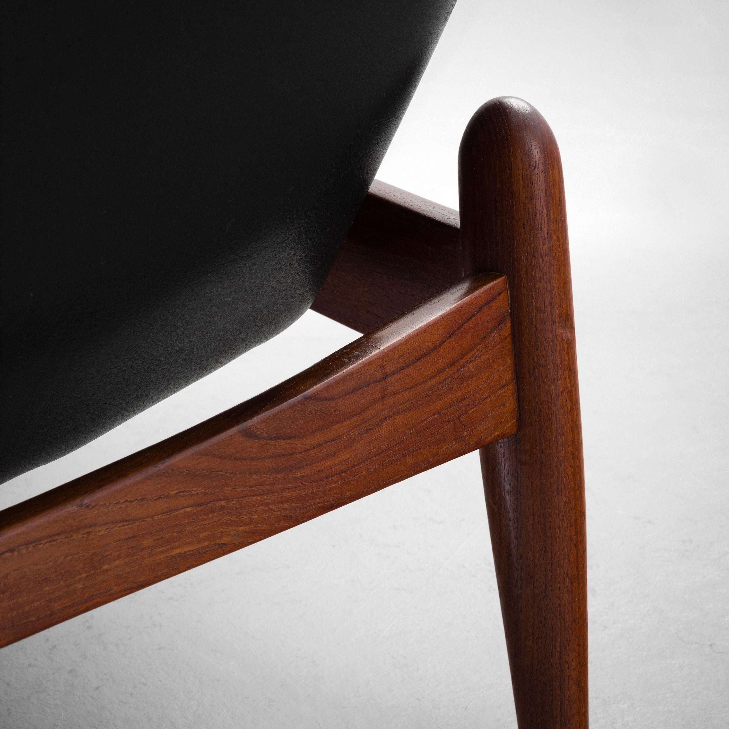 Ib Kofod-Larsen Lounge Chair Model 'PD30' in Teak and Leather 1