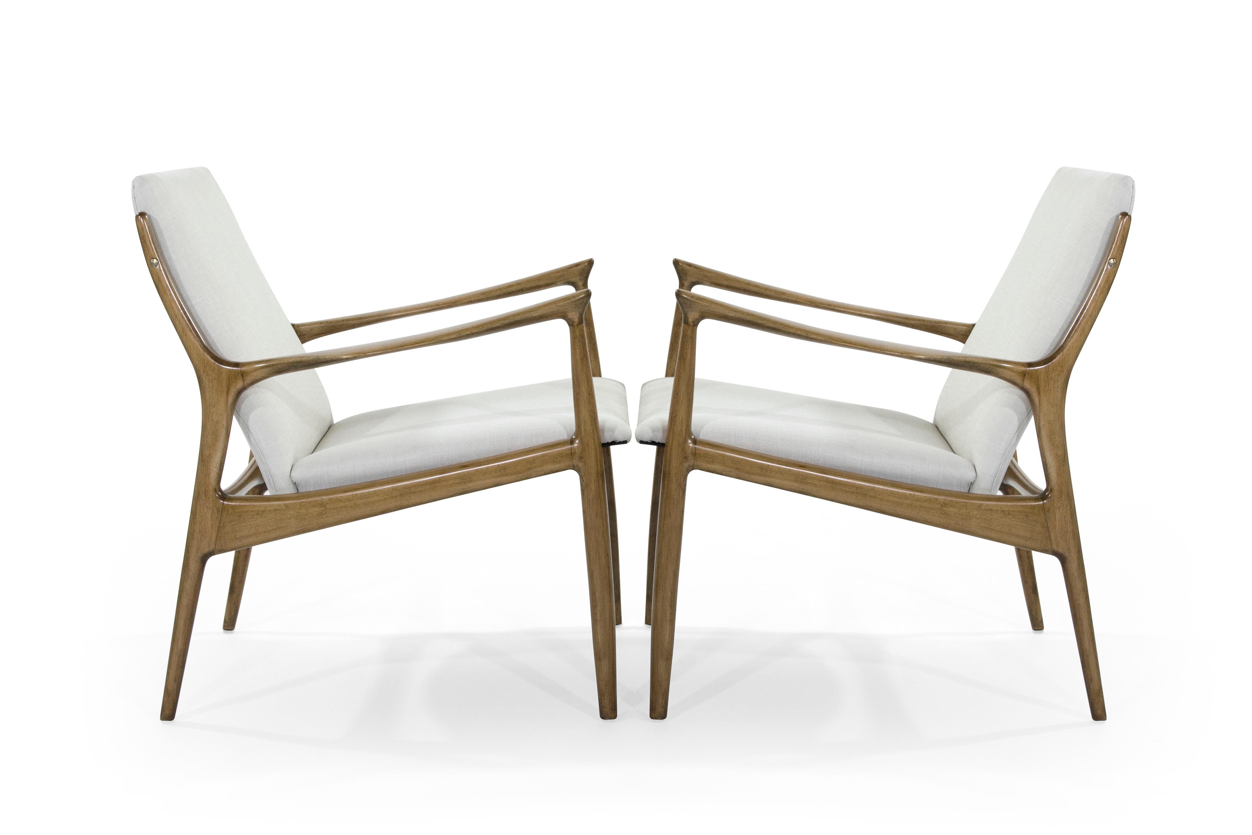A fantastic pair of lounge chairs by Ib Kofod-Larsen, Denmark 1950s.

Beech wood frames restored to perfection, newly upholstered in off-white linen.