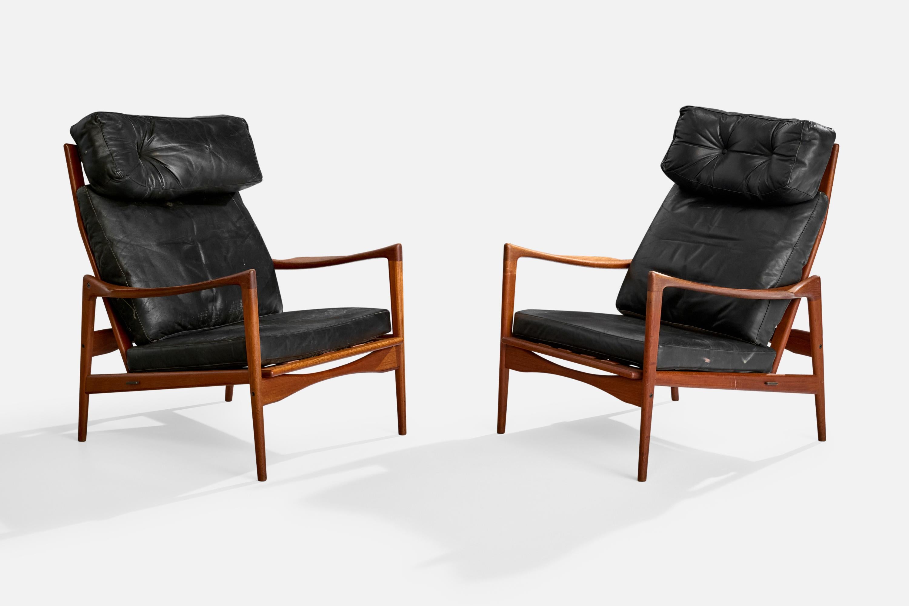 Paire de chaises longues en teck et cuir noir conçues par Ib Kofod-Larsen et produites par OPE, Suède, vers les années 1950.

Dimensions : 36.75