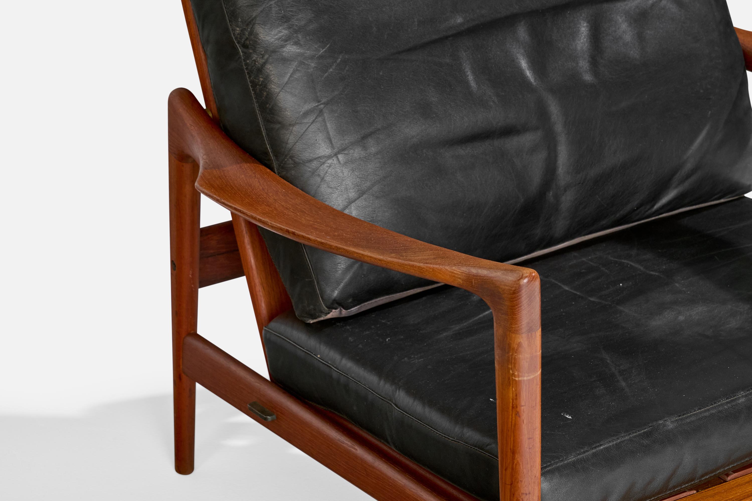 Ib Kofod-Larsen, Chaises longues, teck, cuir, Suède, années 1950 État moyen - En vente à High Point, NC