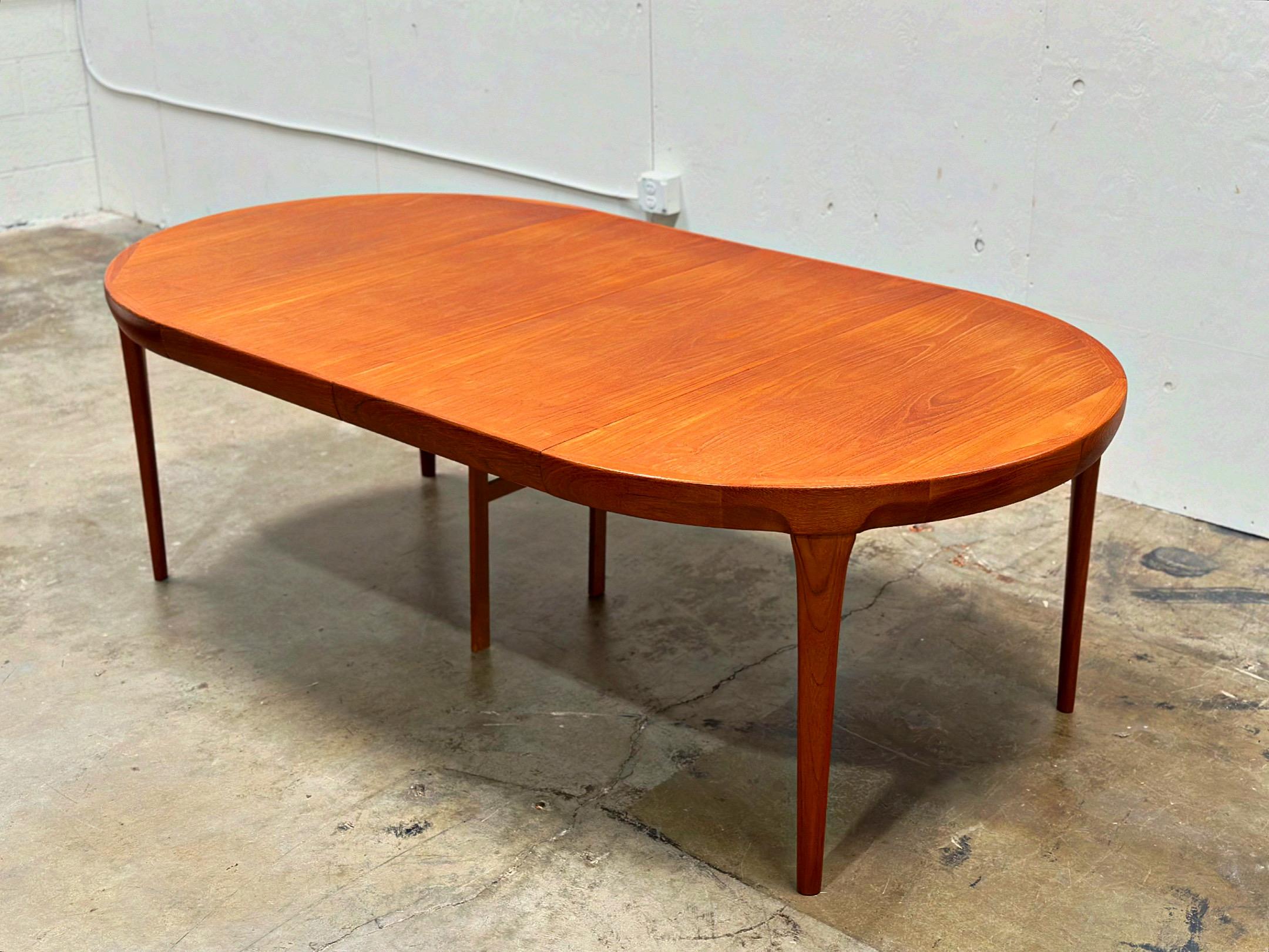 Ib Kofod Larsen Midcentury Teak Dining Table for Faarup - Round to Oval 9