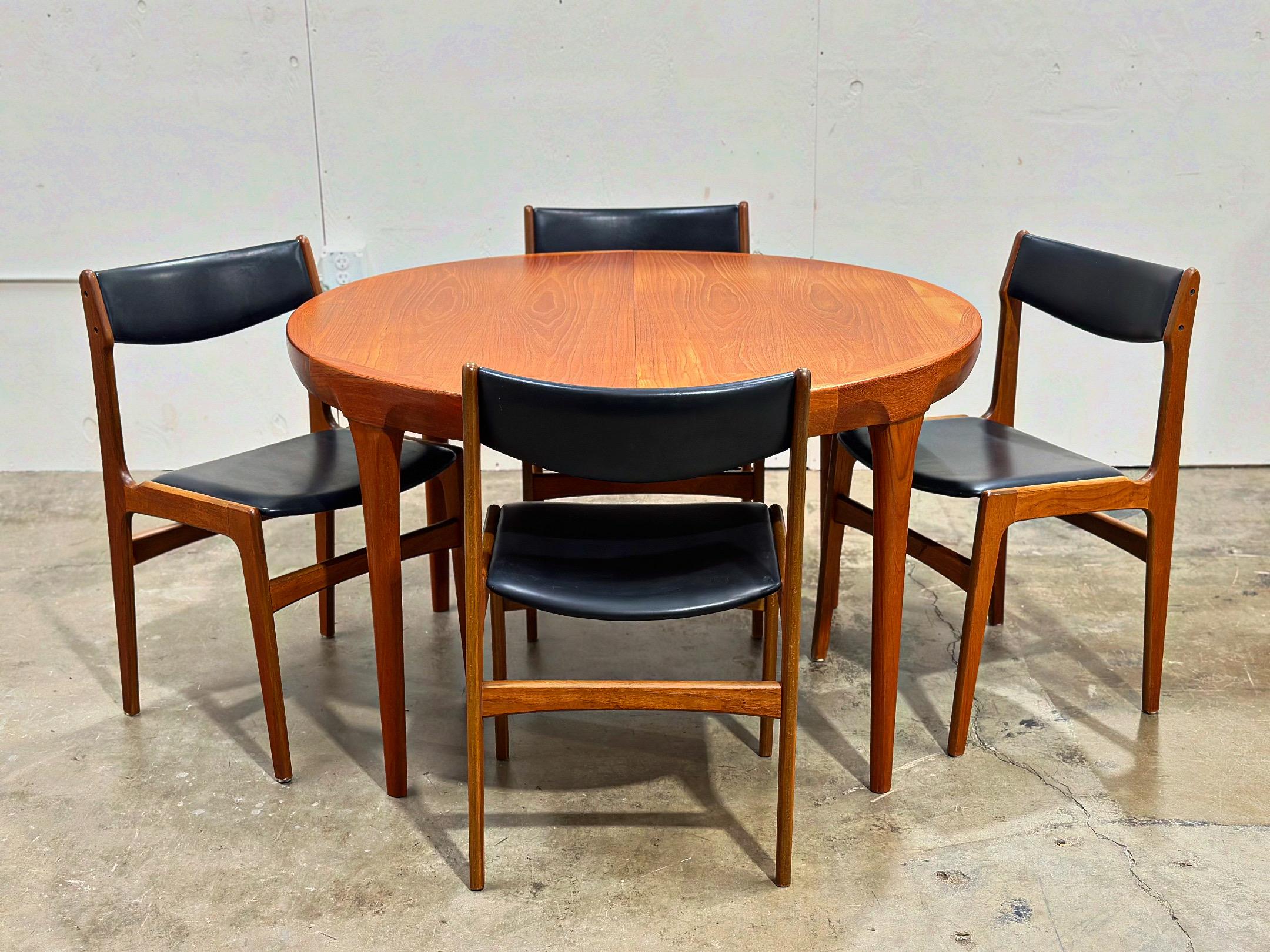 Ib Kofod Larsen Midcentury Teak Dining Table for Faarup - Round to Oval 10