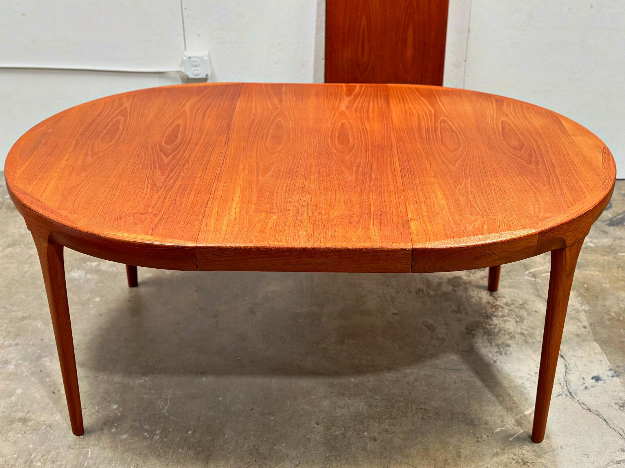 Ib Kofod Larsen Midcentury Teak Dining Table for Faarup - Round to Oval 4