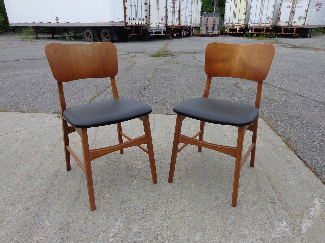 Mid-Century Modern Ib Kofod-Larsen Oak Frame Chair with Teak Back and New Leatherette Upholstery For Sale