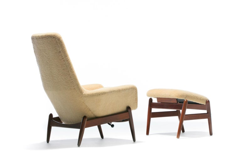 Ib Kofod Larsen Oatmeal Sheepskin & Walnut Reclining Lounge Chair & Ottoman  In Good Condition For Sale In Saint Louis, MO