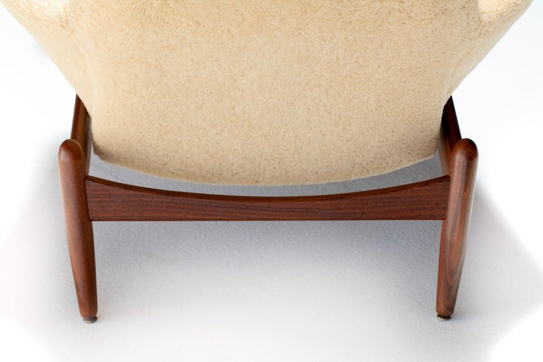 Ib Kofod Larsen Oatmeal Sheepskin & Walnut Reclining Lounge Chair & Ottoman  For Sale 2