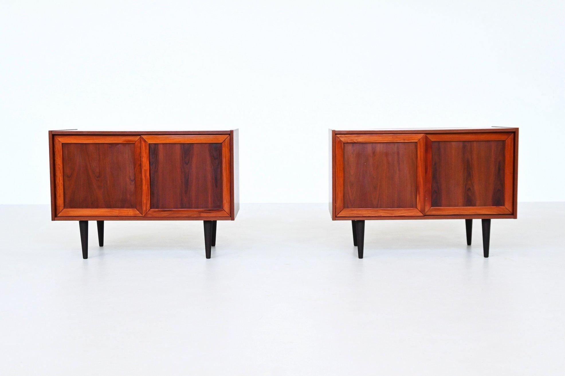 Bellissima coppia di armadi progettati dal famoso designer danese Ib Kofod-Larsen e prodotti da Faarup Møbelfabrik, Danimarca 1960. Questo set esemplifica la raffinata maestria e la sobria raffinatezza del design moderno danese.

Ogni mobile è