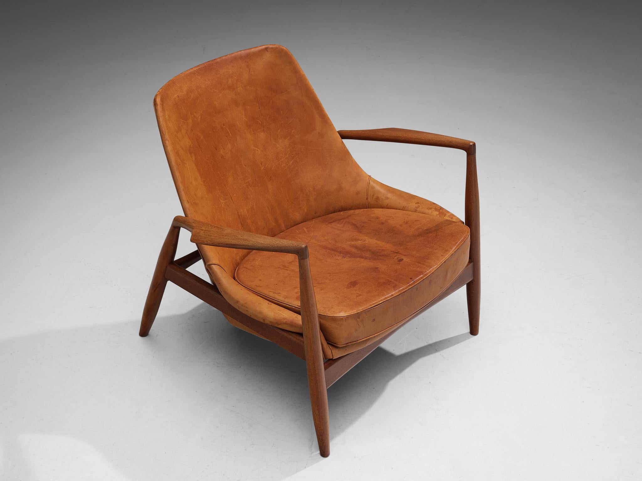 Ib Kofod-Larsen Pair of ‘Seal’ Lounge Chairs in Cognac Leather and Teak In Good Condition In Waalwijk, NL