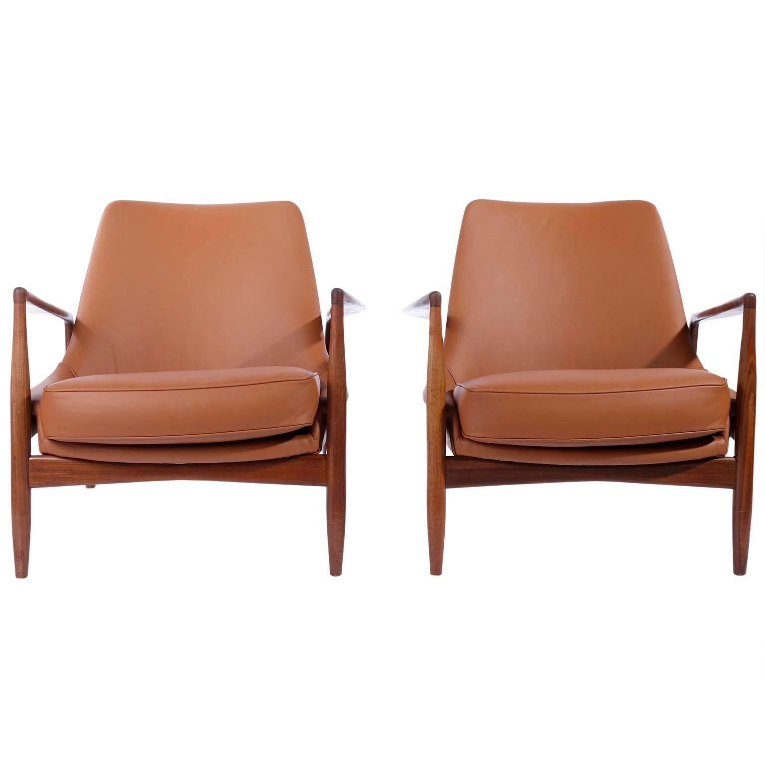 Mid-20th Century Ib Kofod-Larsen Pair of Seal Lounge Chairs in Teak Cognac Leather, Sweden, 1956