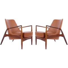 Ib Kofod-Larsen Paire de chaises longues Seal en cuir teck cognac:: Suède:: 1956