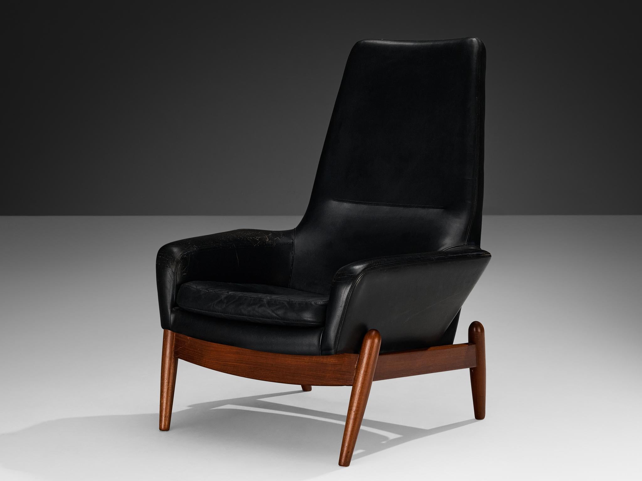 Ib Kofod-Larsen pour Povl Dinesen, chaise longue, modèle 'PD30', cuir, teck, Danemark, années 1960.

Cette conception d'Ib Kofod-Larsen présente de beaux contours et une géométrie claire. Le corps en cuir est défini par des angles obtus et inclinés,