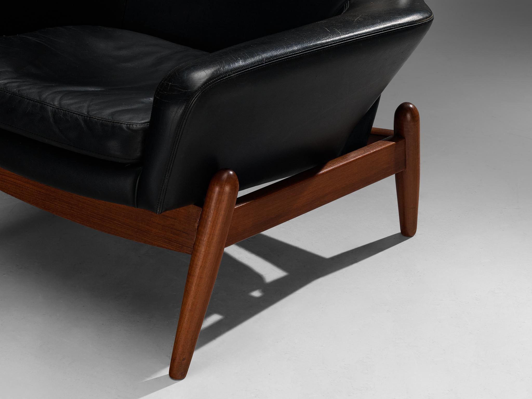 Scandinave moderne Ib Kofod-Larsen 'PD30' Chaise longue en teck et cuir noir en vente