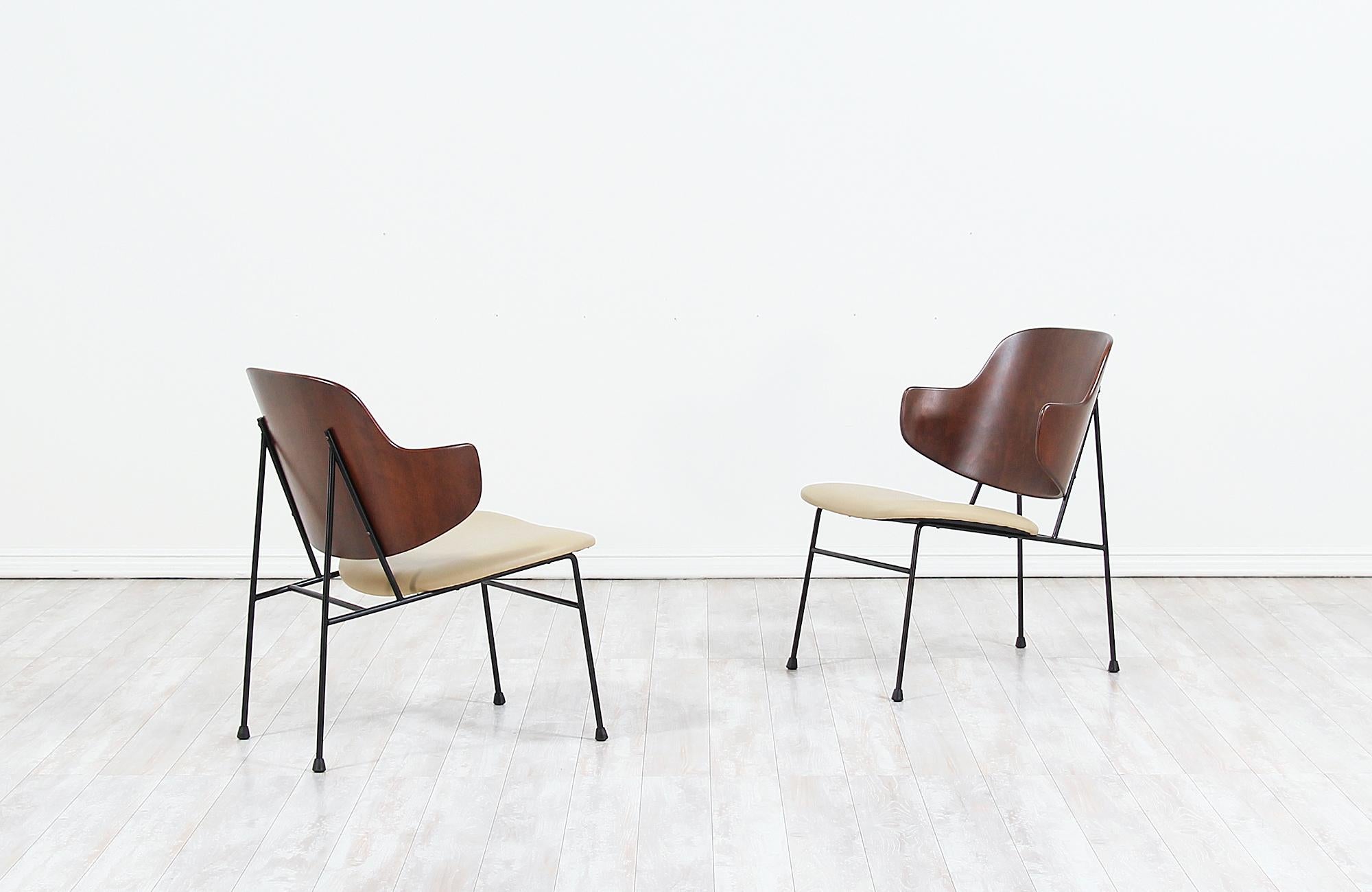 Ib Kofod-Larsen: „Penguin“ Sessel aus Eisen und Leder für Selig (Moderne der Mitte des Jahrhunderts) im Angebot