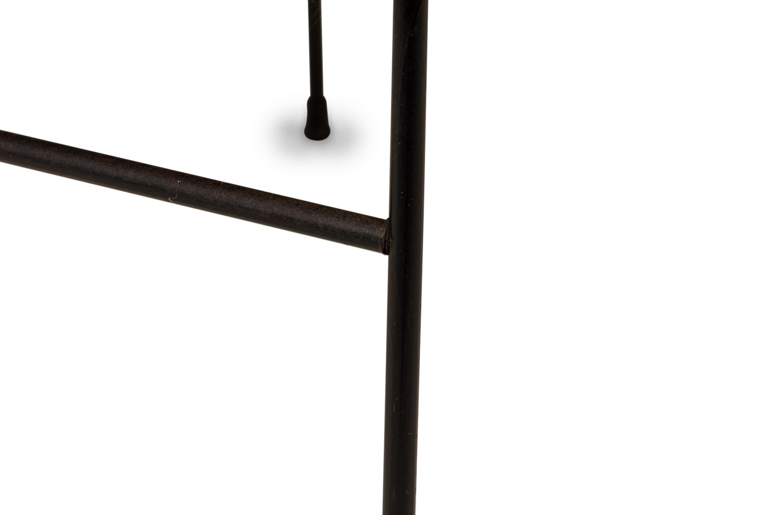 I.B. Kofod Larsen fauteuil de salon « Pingouin » tapissé de bois, de fer et de tissu beige en vente 2