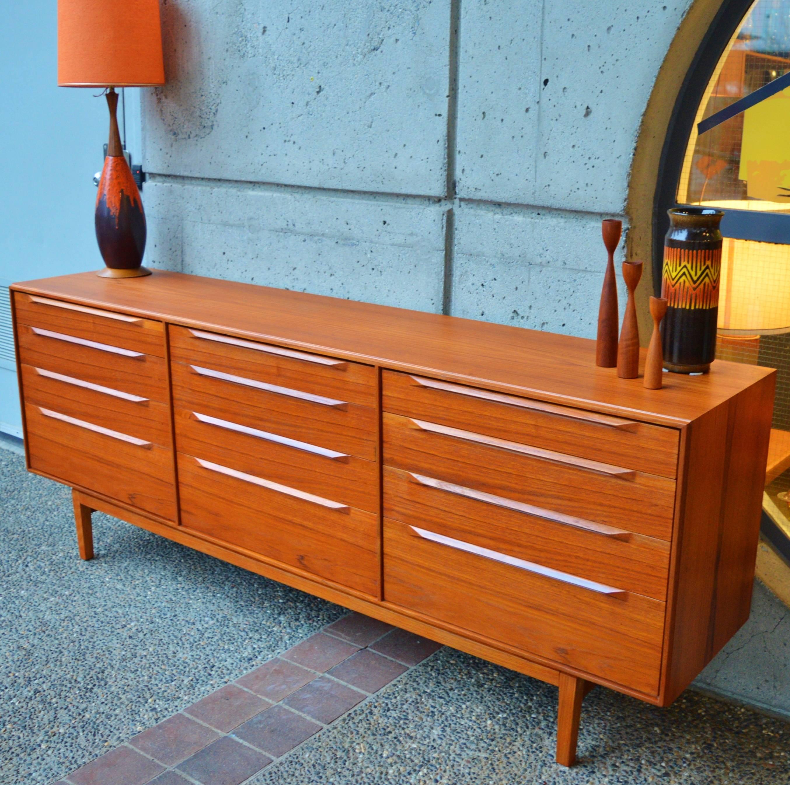Ib Kofod-Larsen Rare 12-Drawer Teak Dresser with Graduated Drawers In Excellent Condition In New Westminster, British Columbia