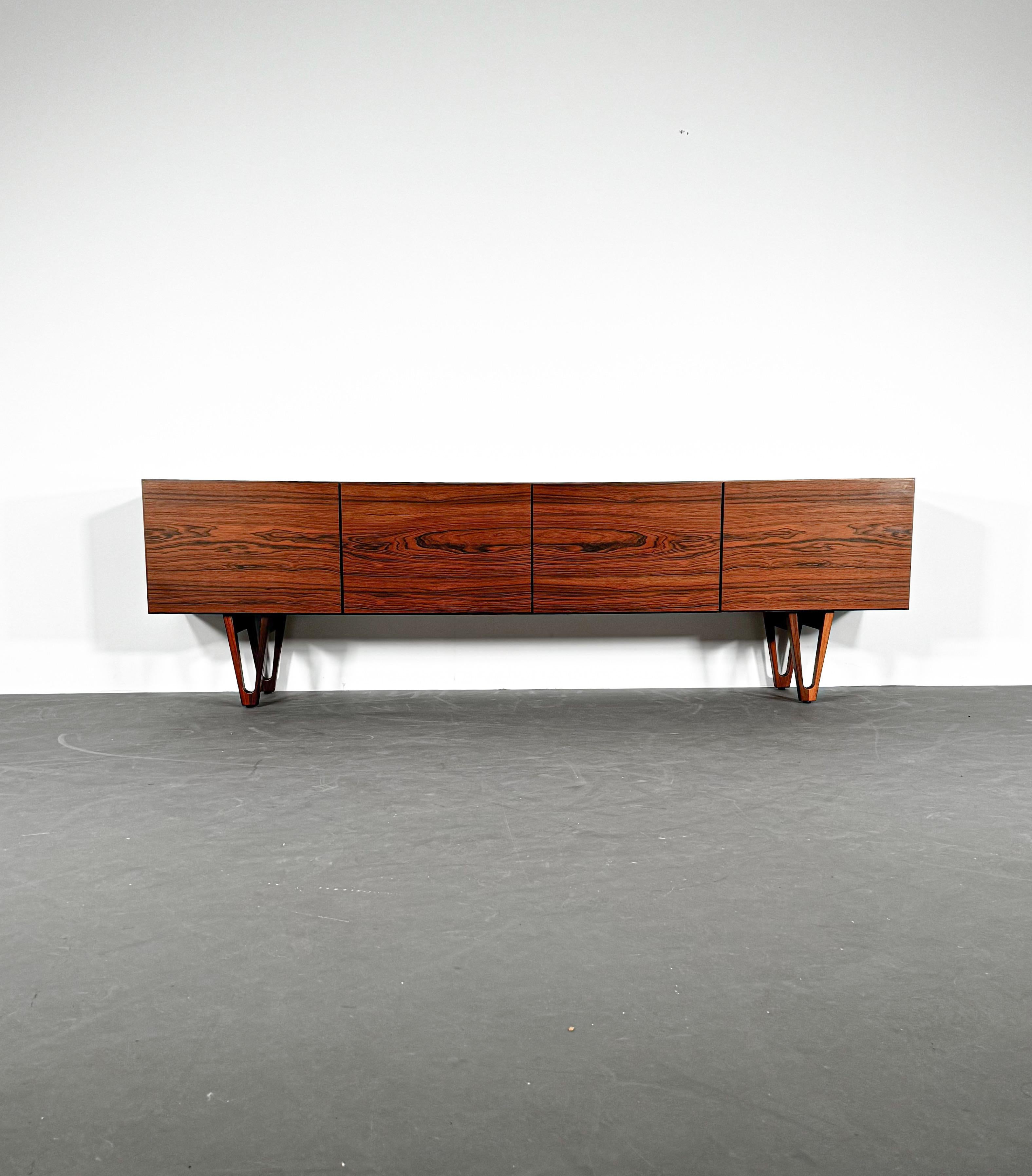Eines der exklusivsten und begehrtesten Sideboards, die derzeit auf dem Markt erhältlich sind.
Dieses seltene Modell wird nur wenige Male im Jahr zum Verkauf angeboten.

In den 1960er Jahren entworfen und von der Seffle Möbelfabrik in Schweden