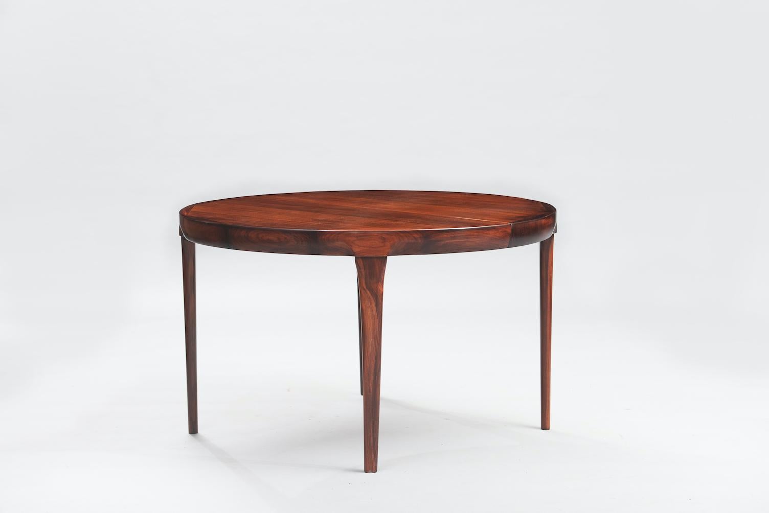 Ib Kofod Larsen rosewood extendable dining table.
Measures: Closed (round) 115 cm
Open (3 leaves) 265 cm.