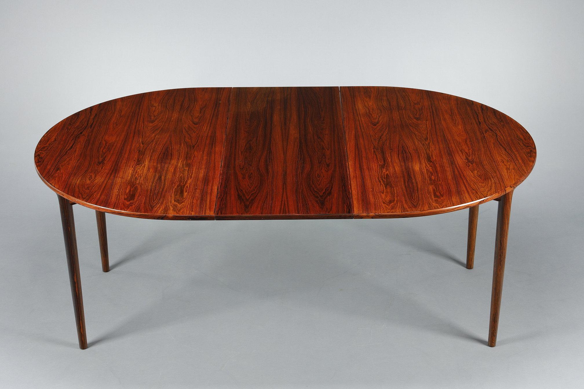 Preciosa mesa de comedor de palisandro con hoja extensible, y sus seis sillas con asientos de cuero color crema café. Ib Kofod-Larsen (1921-2003), edición de Seffle Mobelfabrik, Suecia, años sesenta.

Mesa sin extensión Alto: 73 cm; Ancho: 140 cm;