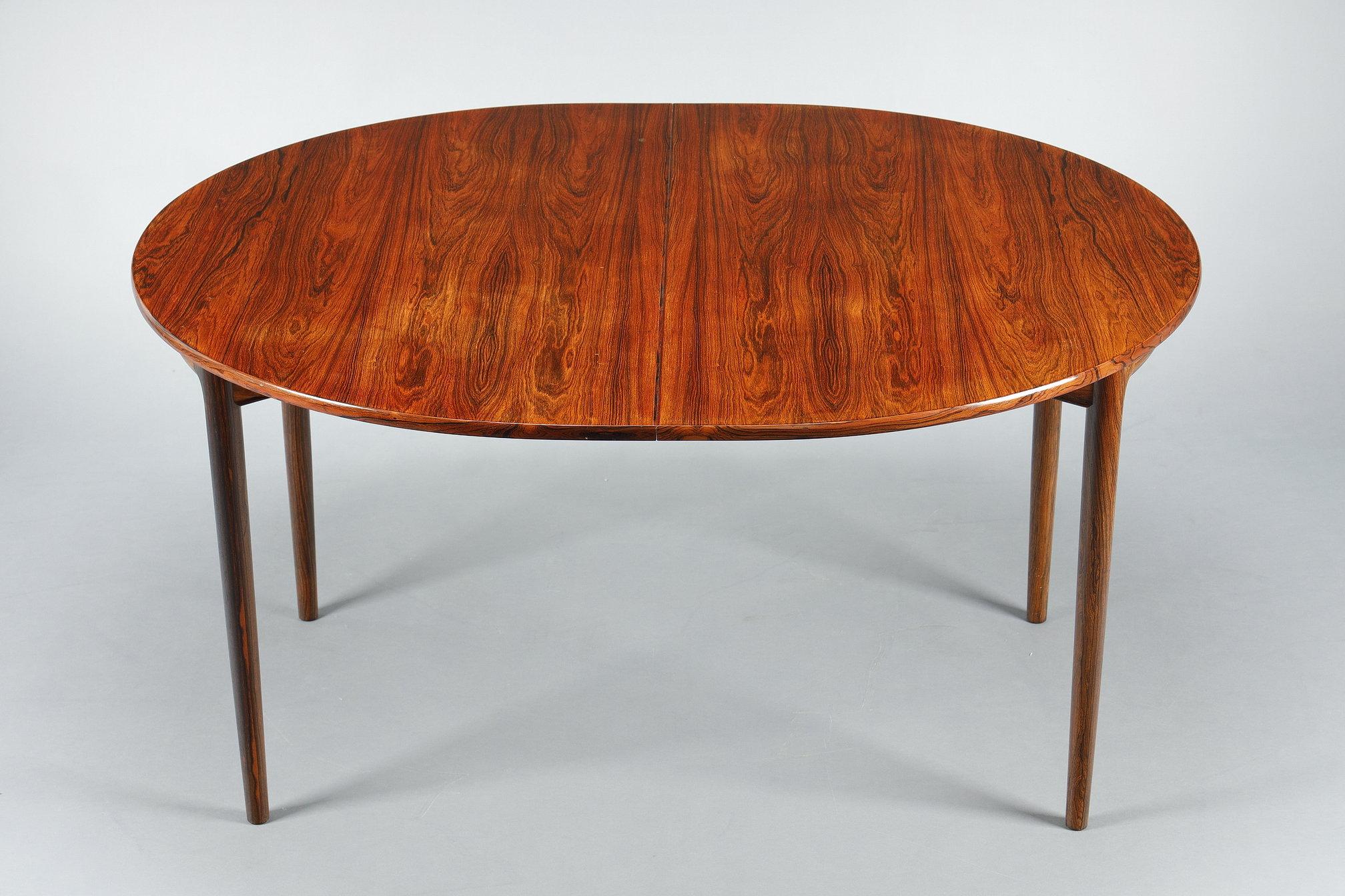 Mesa de comedor Ib Kofod-Larsen de palisandro con hoja extensible y seis sillas Sueco en venta