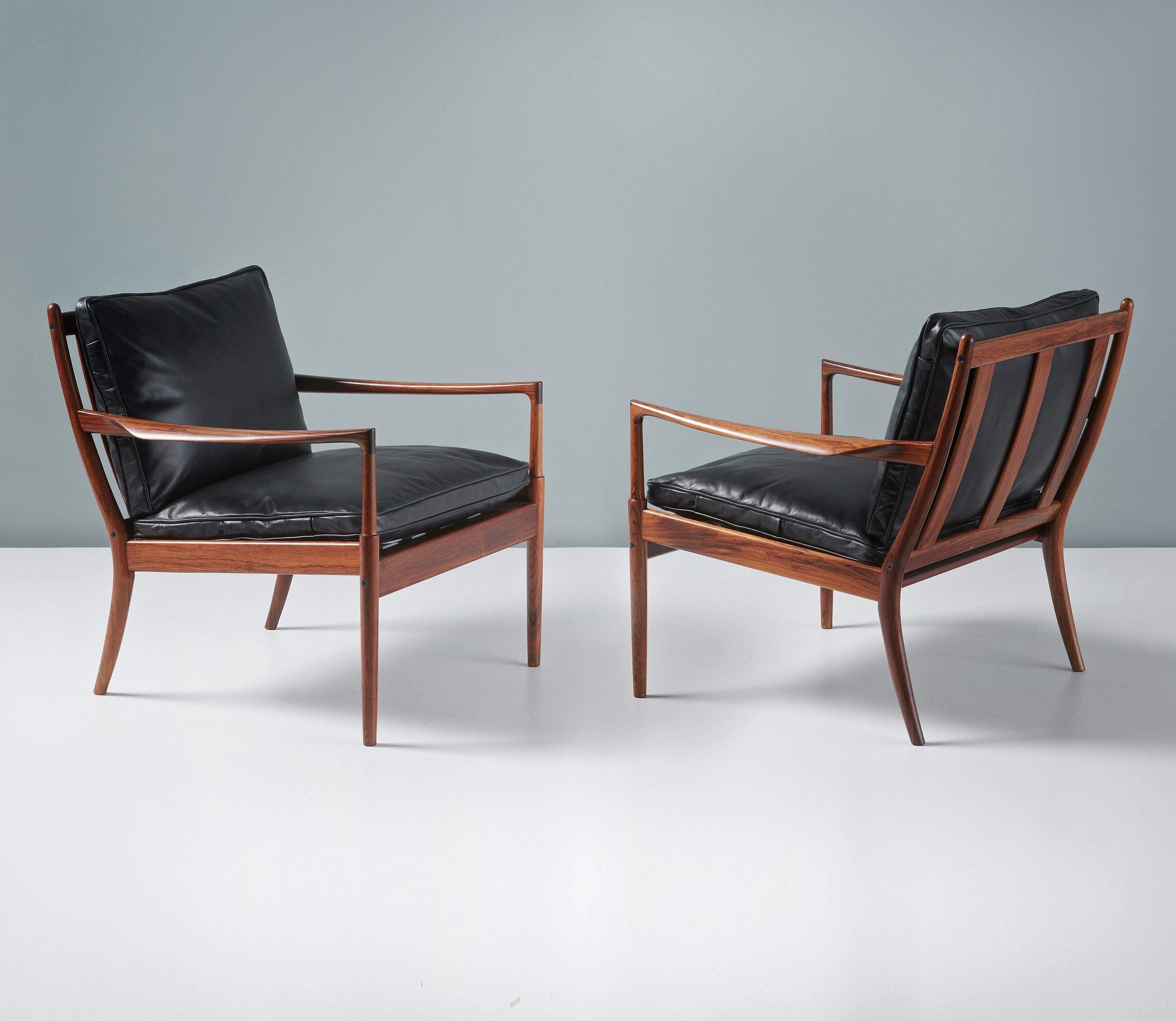 Ib Kofod-Larsen - Paar Samso Lounge Chairs, um 1958.

Selten zu sehende Loungesessel, hergestellt von Olof Perssons Fatoljindustri (OPE), Jonkoping, Schweden. Diese Exemplare sind aus stark gemasertem exotischem Palisanderholz gefertigt und werden
