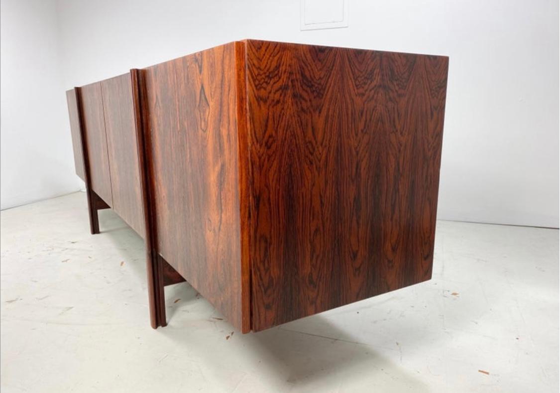 IB Kofod-Larsen Sideboard aus Rosenholz, Mfg. Faarup Mobelfabrik / Dänemark 1960er Jahre im Zustand „Gut“ im Angebot in Buffalo, NY