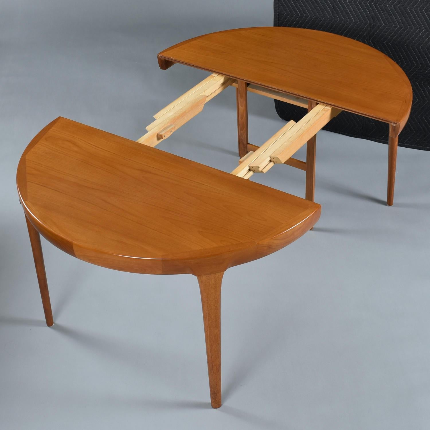 Ib Kofod Larsen Round To Oval Expanding Danish Teak Dining Table In Good Condition In Chattanooga, TN